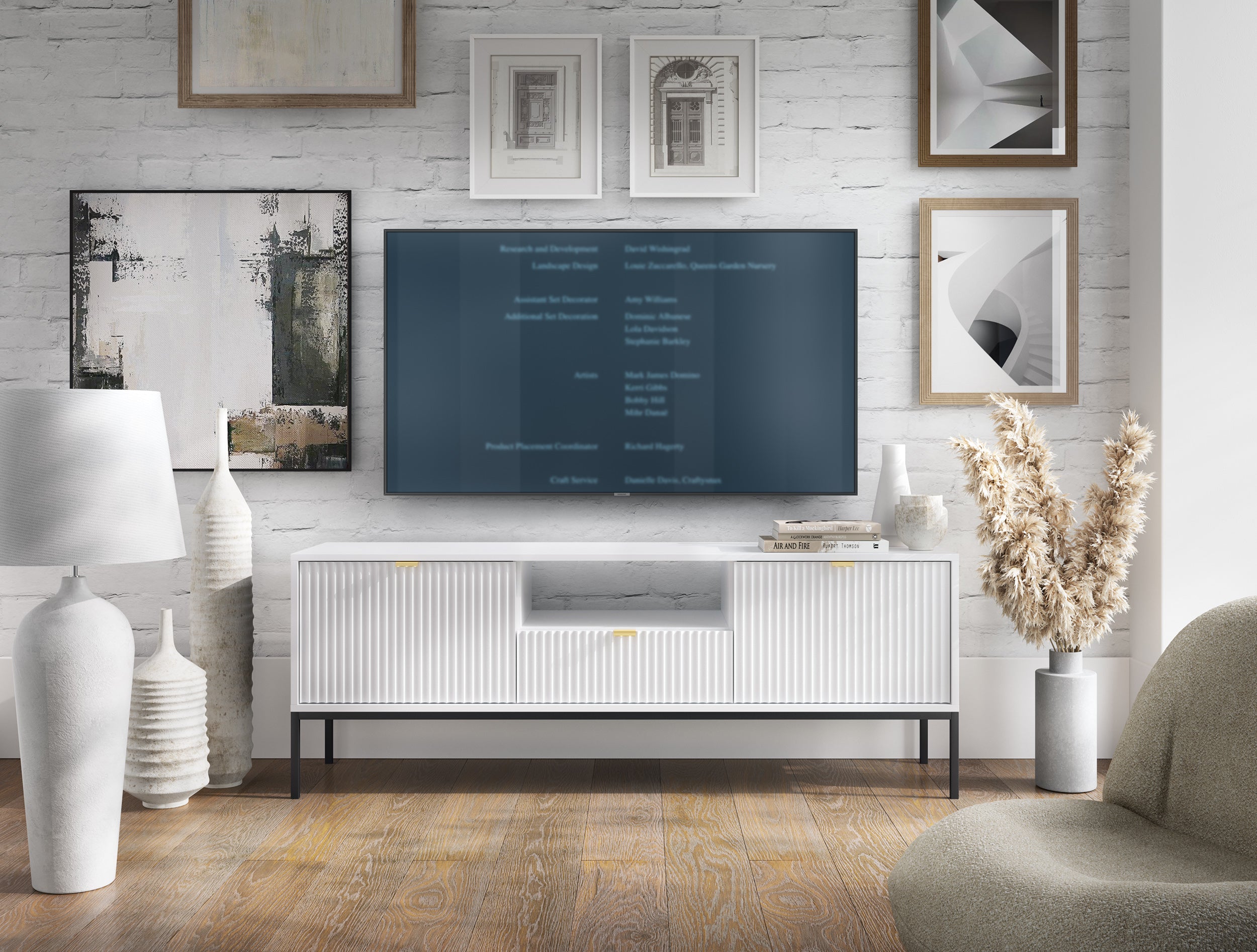 TV-Schrank Vellore 154 cm weiß mit geriffelten Fronten und goldenen Griffen