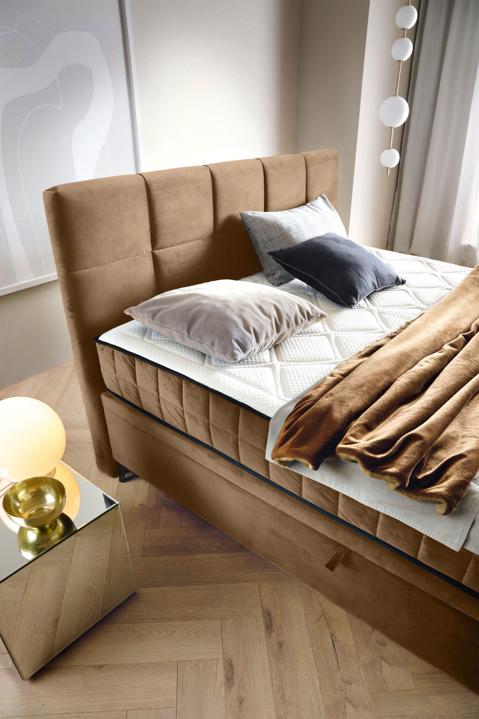 Kontinentales Bett 180x200 cm Beriano mit Stauraum und Matratze, beige Samt