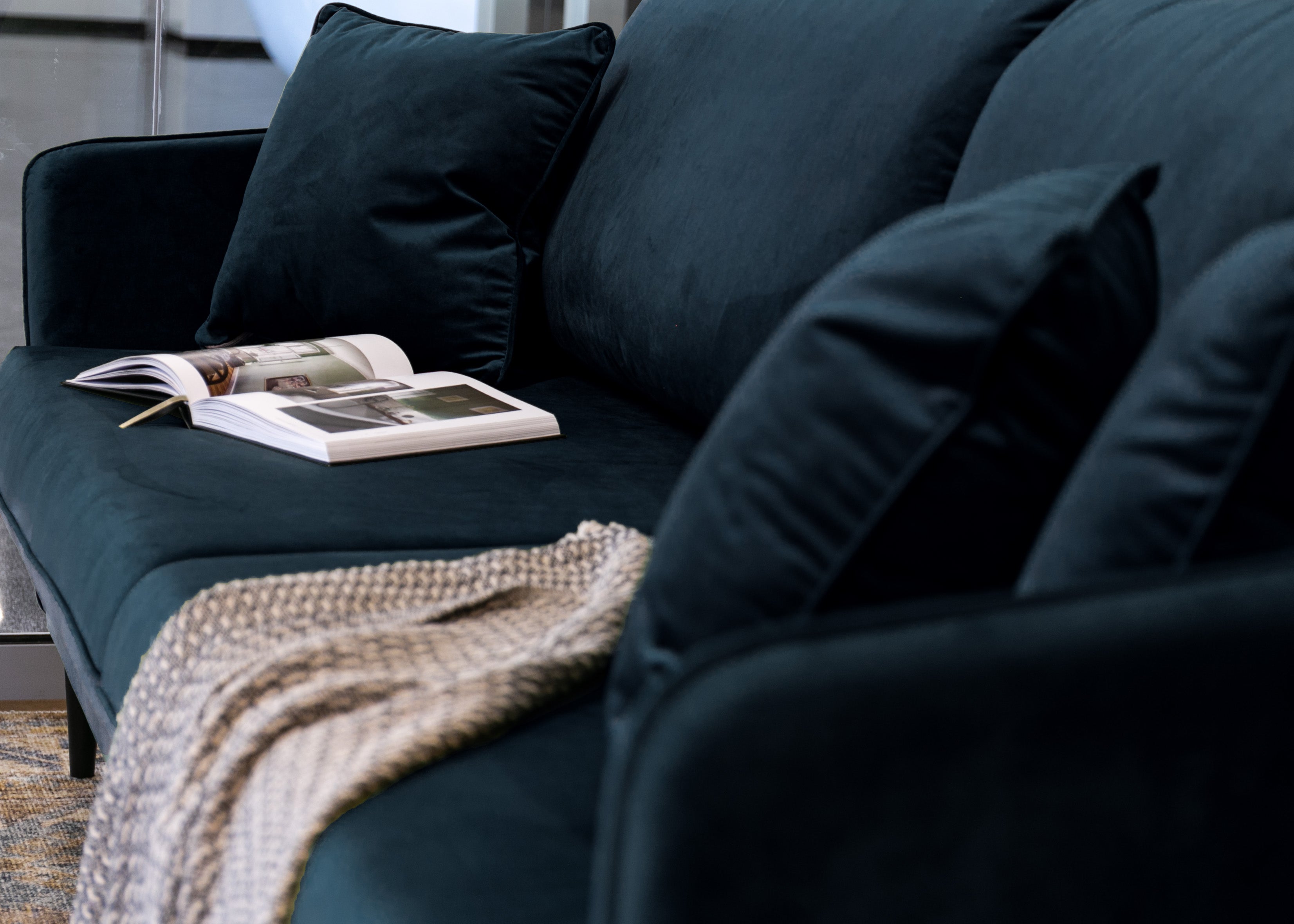 Dreisitziges ausklappbares Sofa Volio, samtblau, wasserabweisend, schwarze Beine