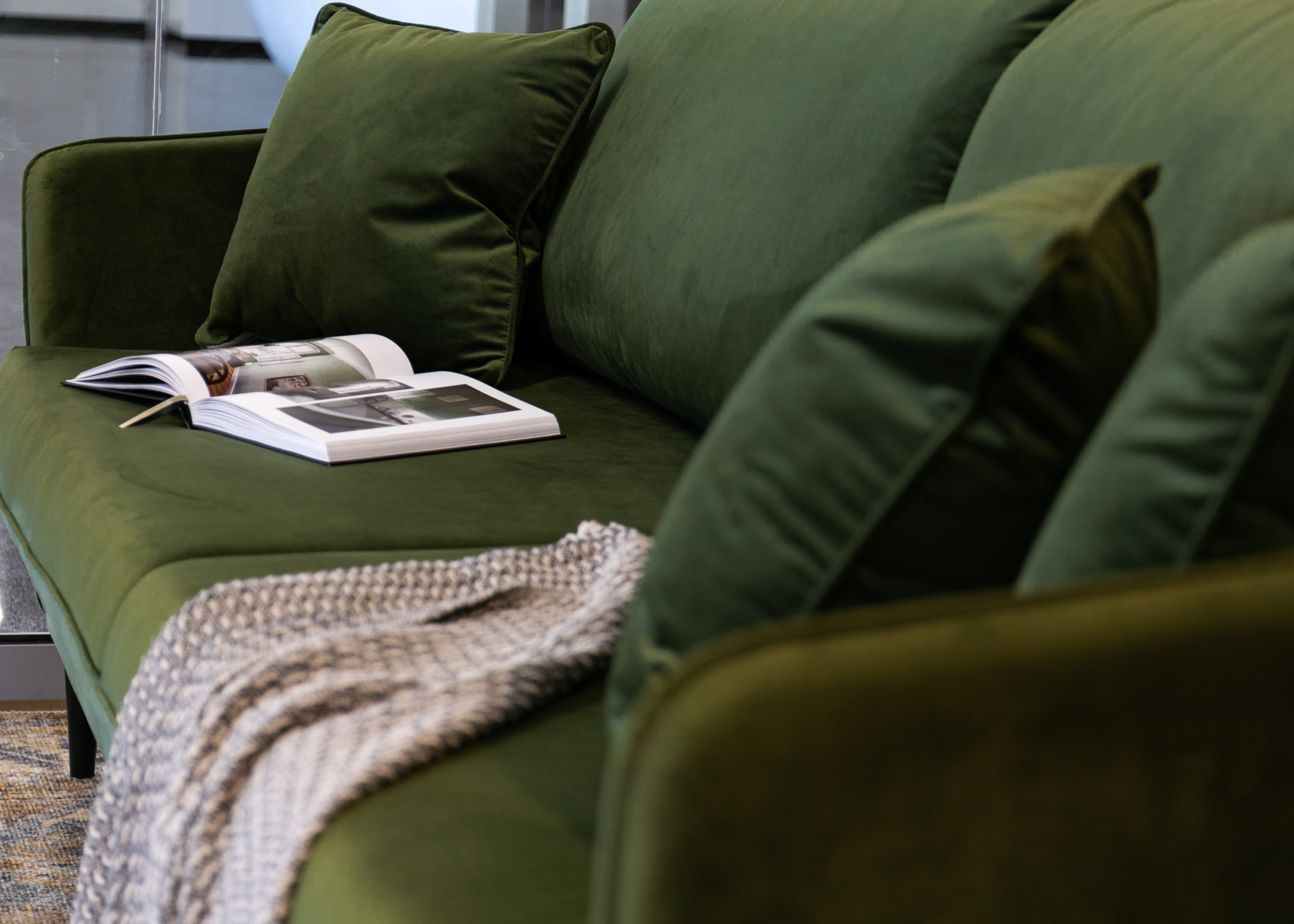 Dreisitziges ausklappbares Sofa Volio, olivfarben, Samt, wasserabweisend, schwarze Beine