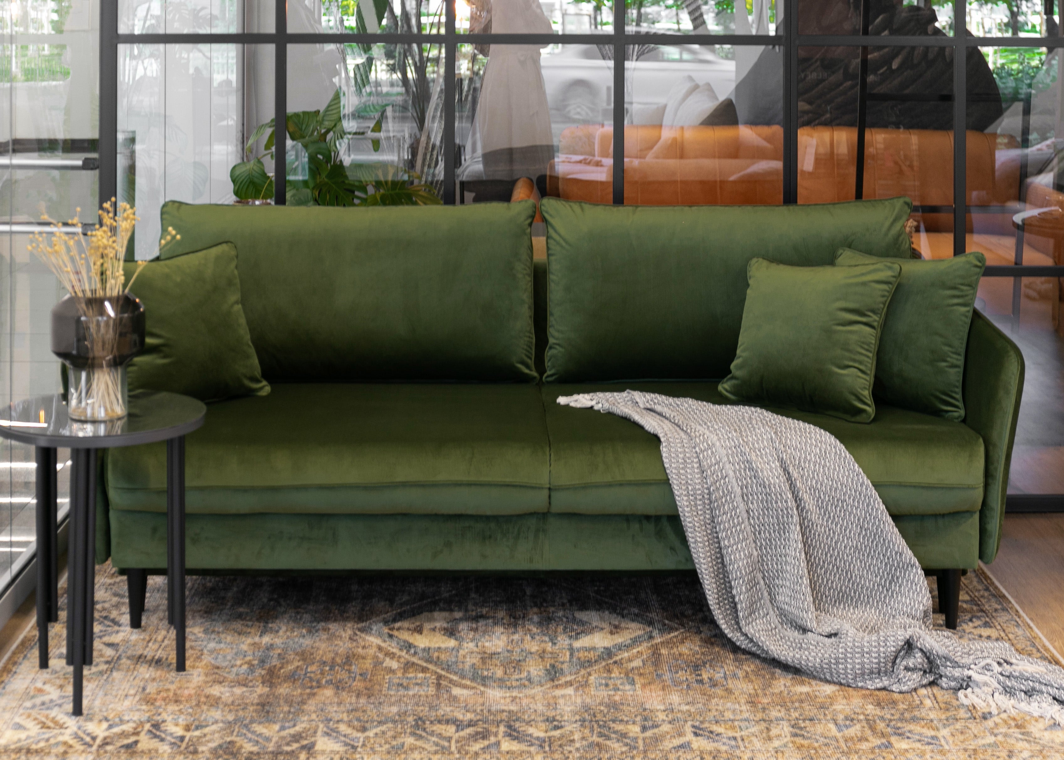 Dreisitziges ausklappbares Sofa Volio, olivfarben, Samt, wasserabweisend, schwarze Beine