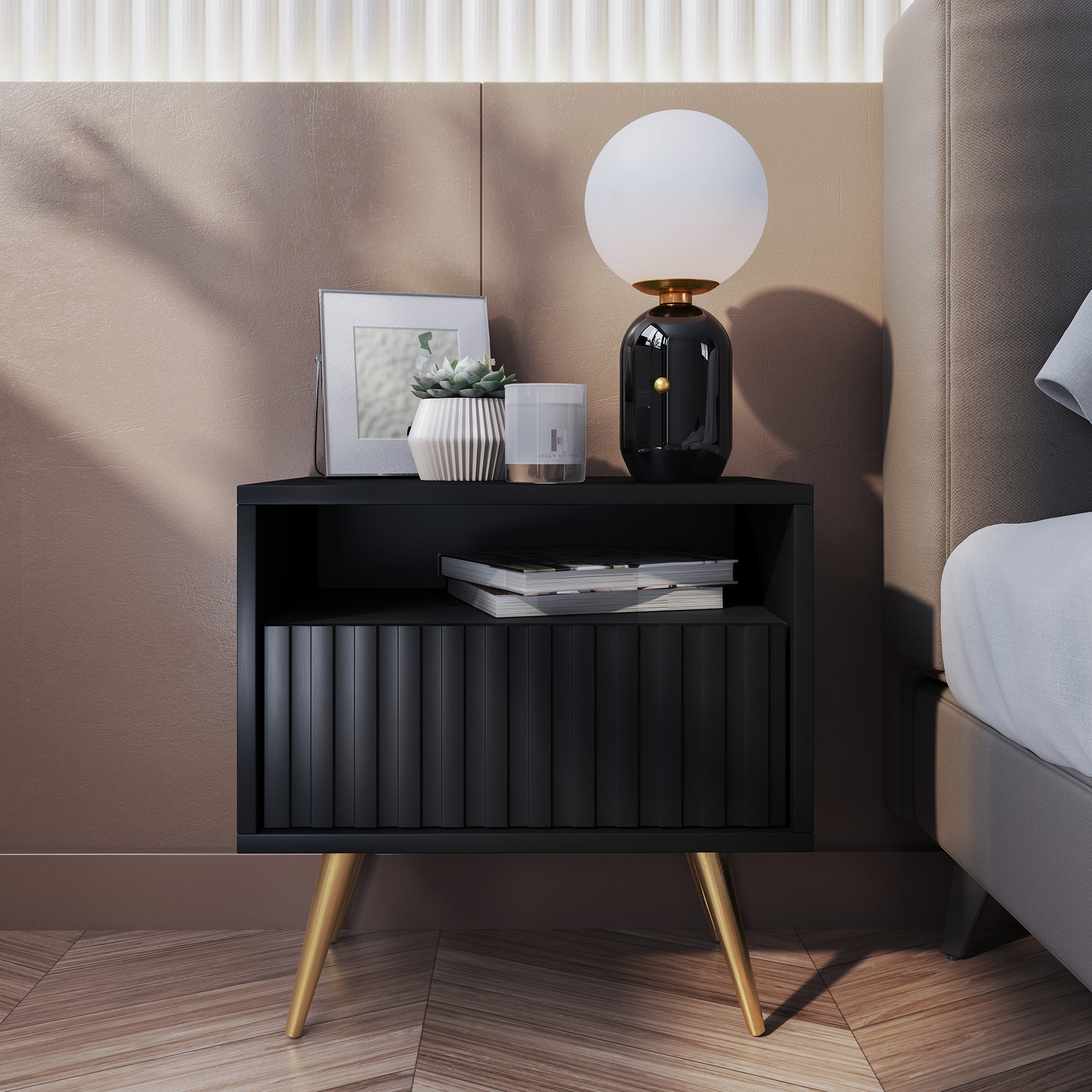 Nachttisch Bello mit Schublade und lamellenförmiger Front, schwarz mit goldenen Beinen
