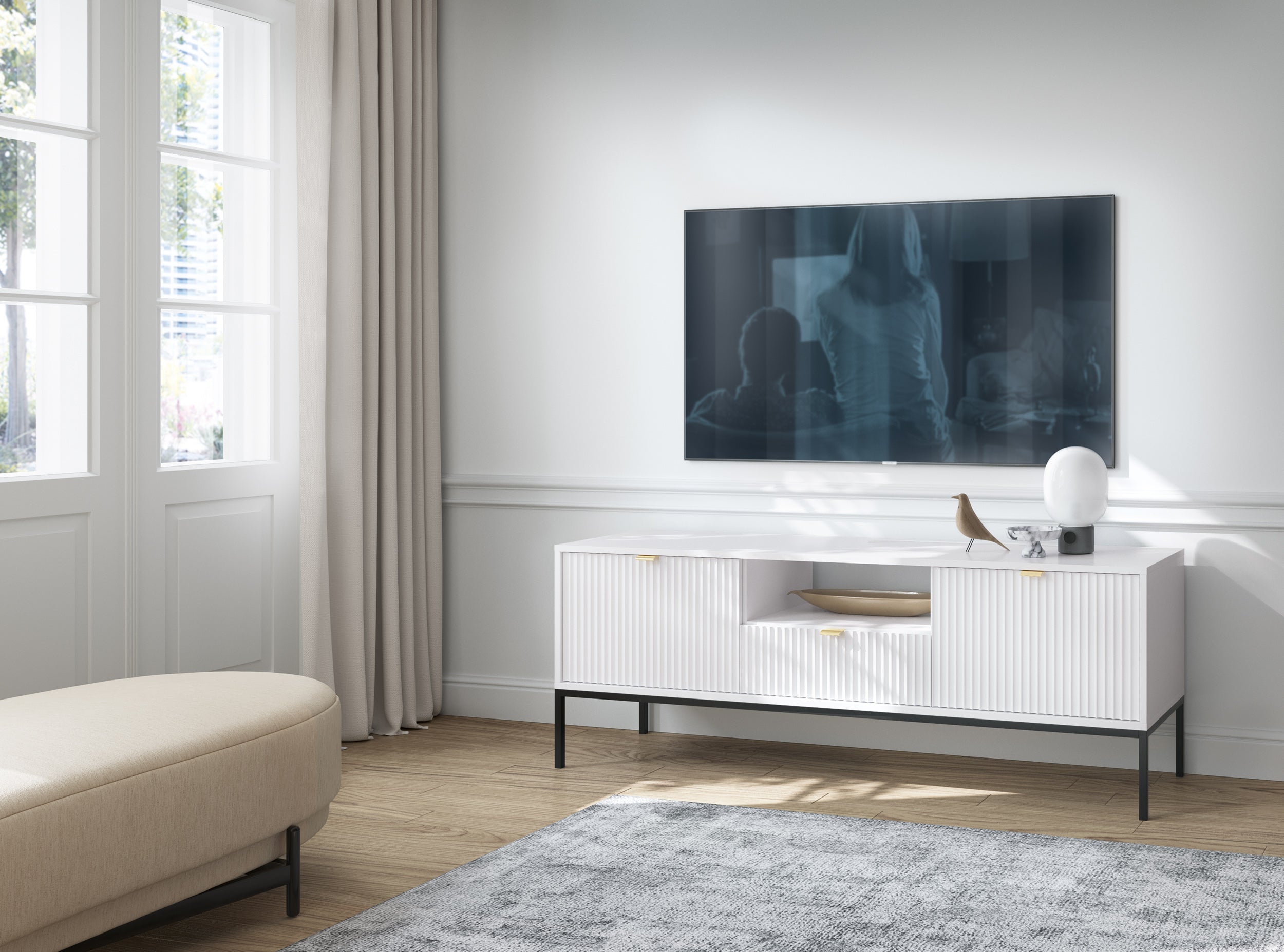 TV-Schrank Vellore 154 cm weiß mit geriffelten Fronten und goldenen Griffen