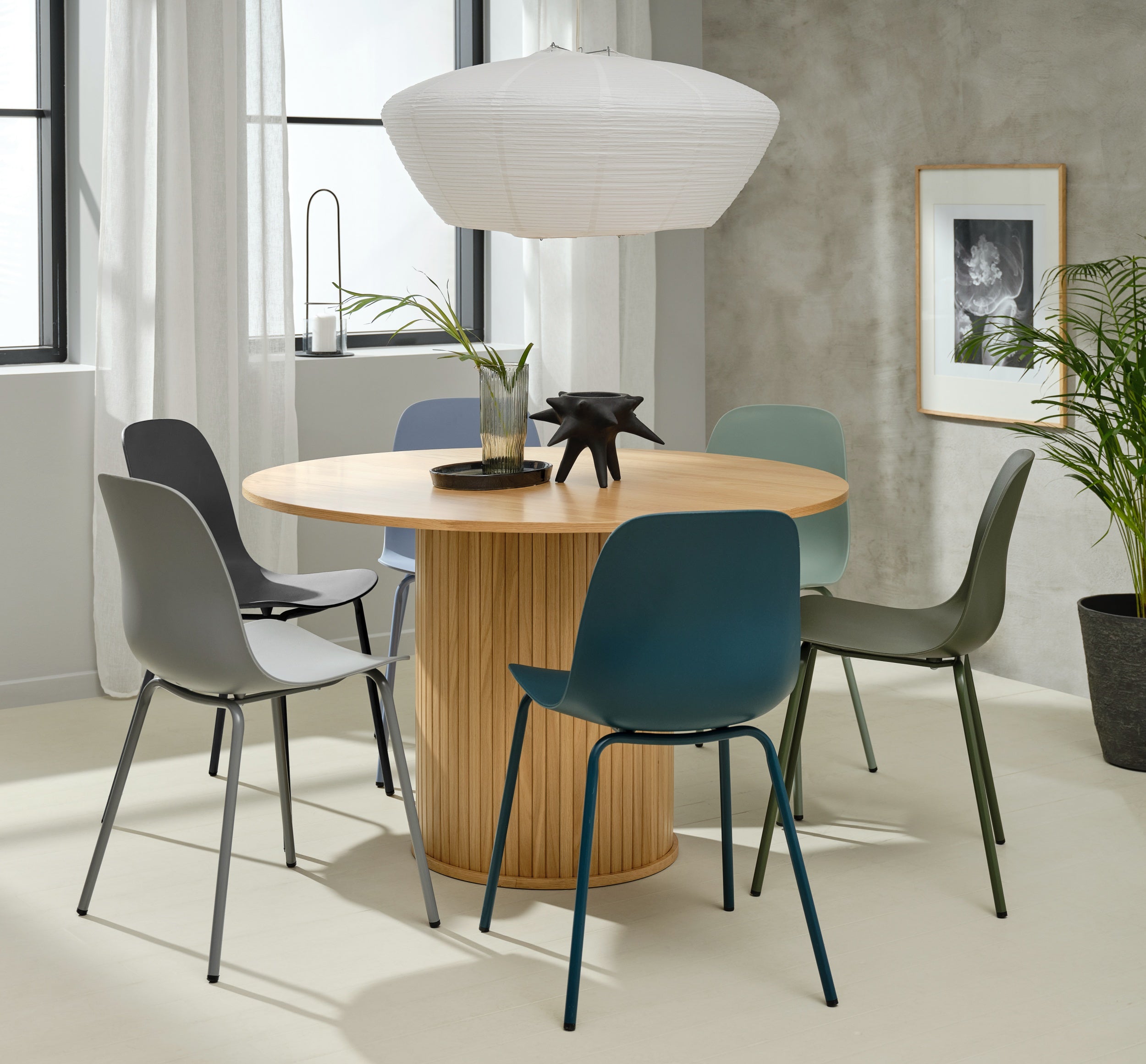 Runder Tisch Gativel 120 cm mit runder Basis, Lamellen in natürlicher Eiche