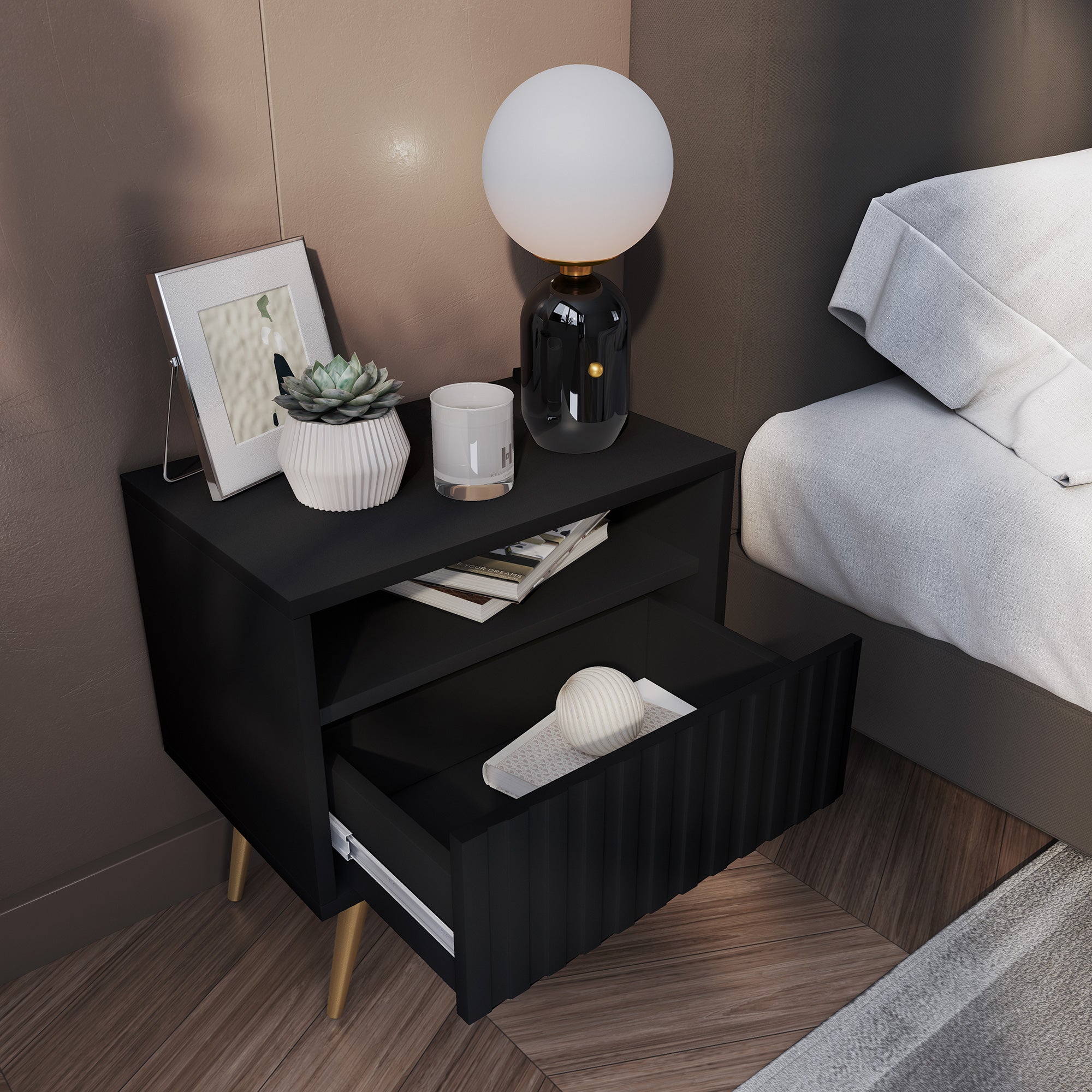 Nachttisch Bello mit Schublade und lamellenförmiger Front, schwarz mit goldenen Beinen