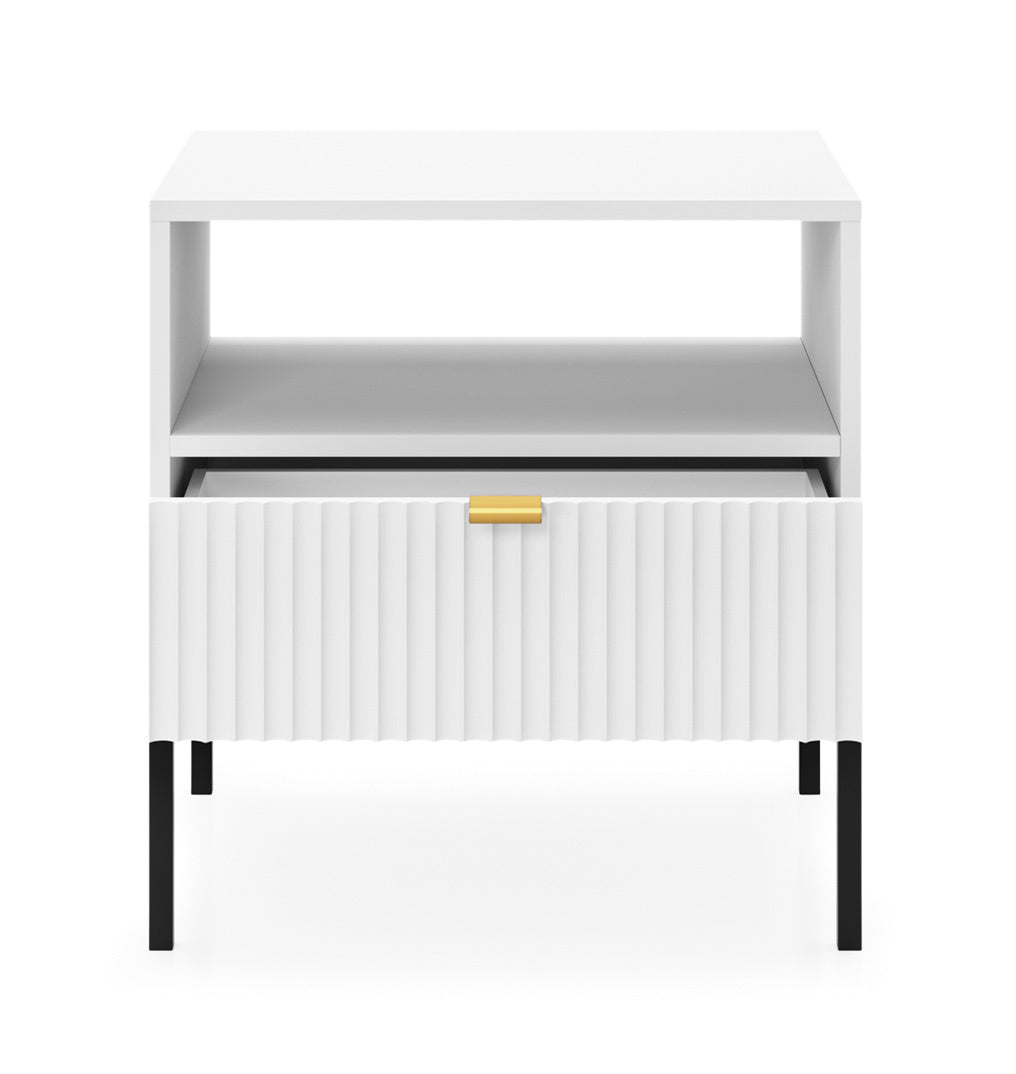 Nachttisch Vellore 54 cm weiß mit geriffelter Front und goldenem Griff