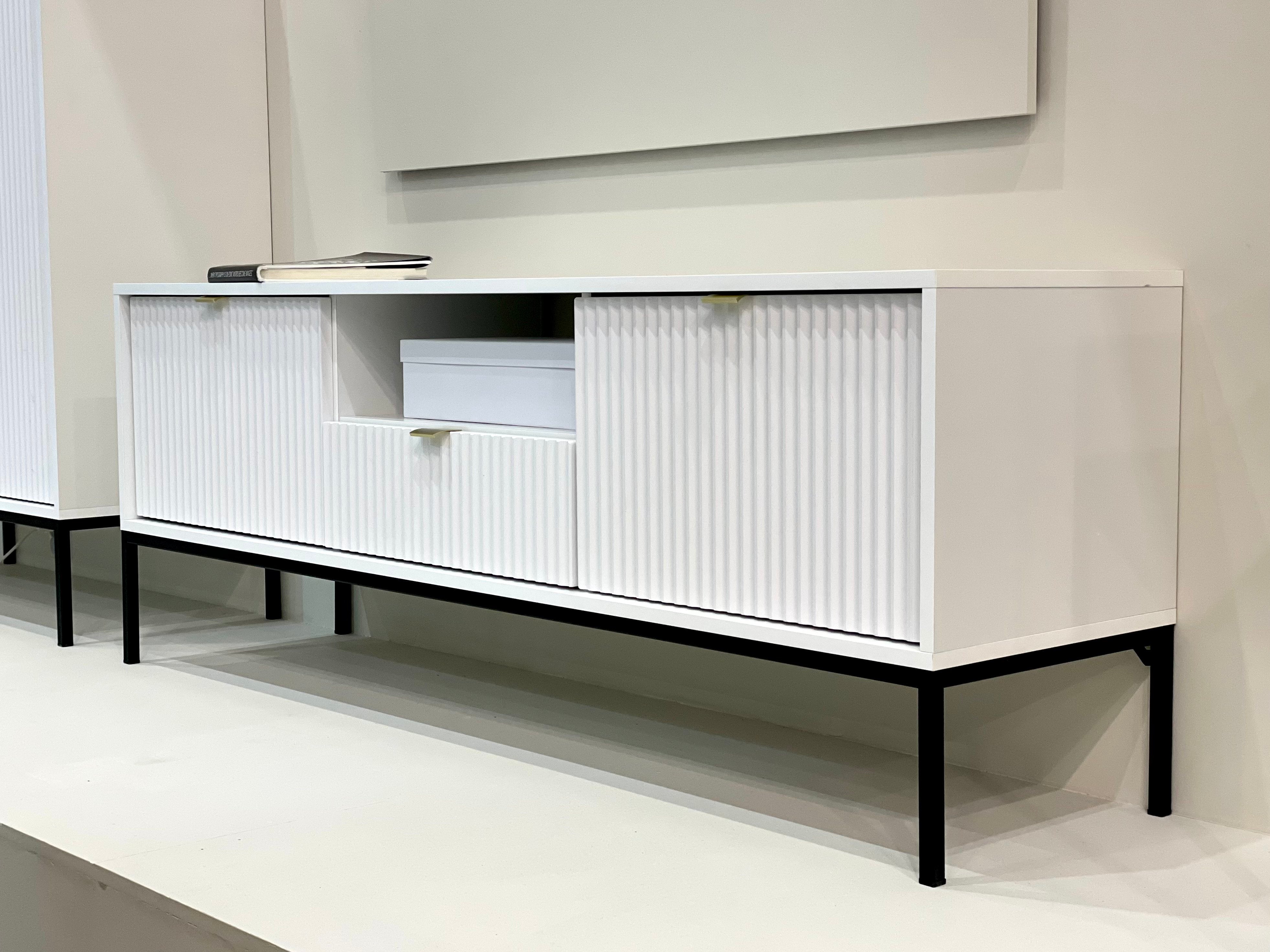 TV-Schrank Vellore 154 cm weiß mit geriffelten Fronten und goldenen Griffen