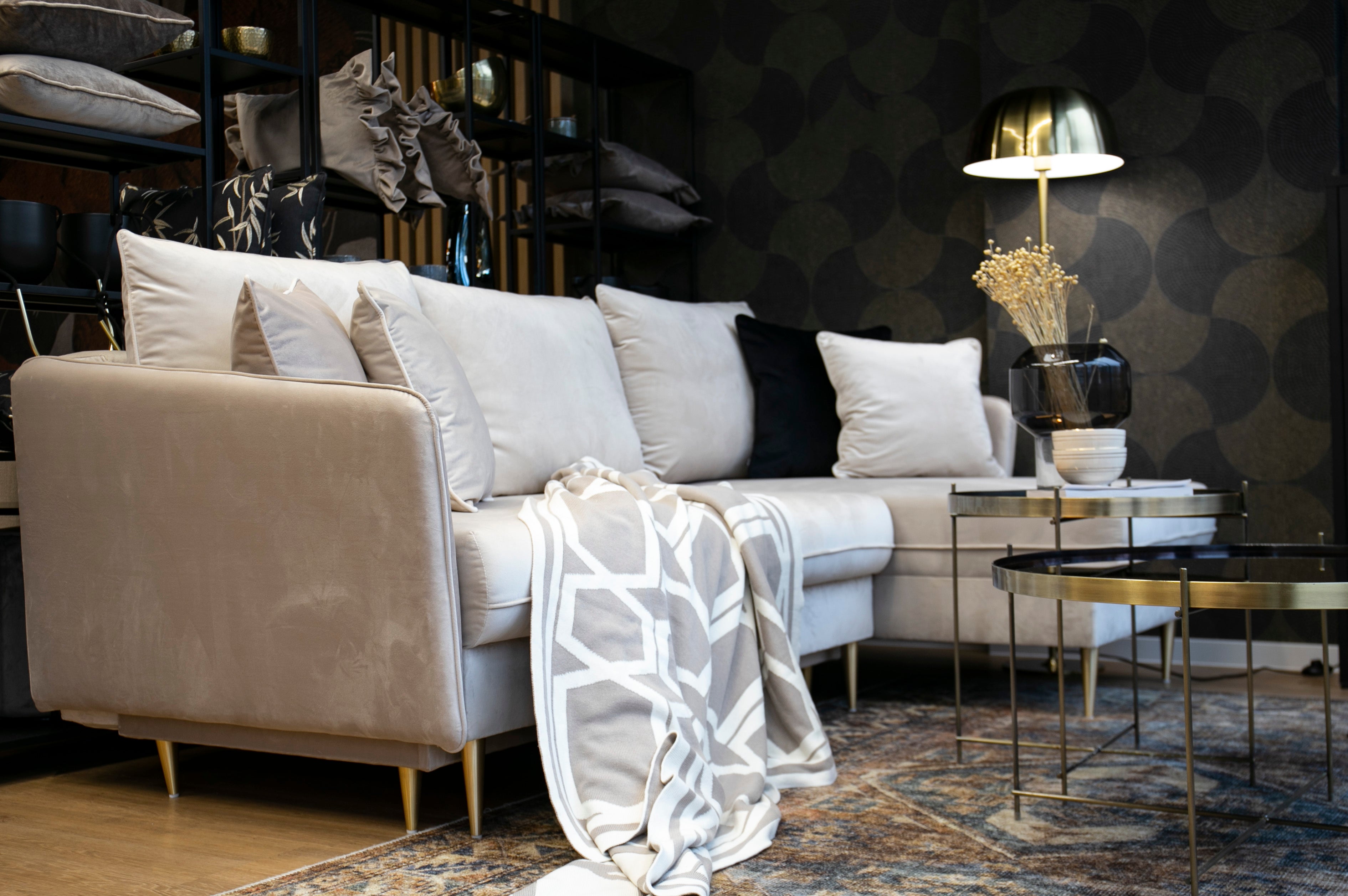 Ecksofa mit Schlaffunktion Volio, beige, wasserabweisender Samt, goldene Beine