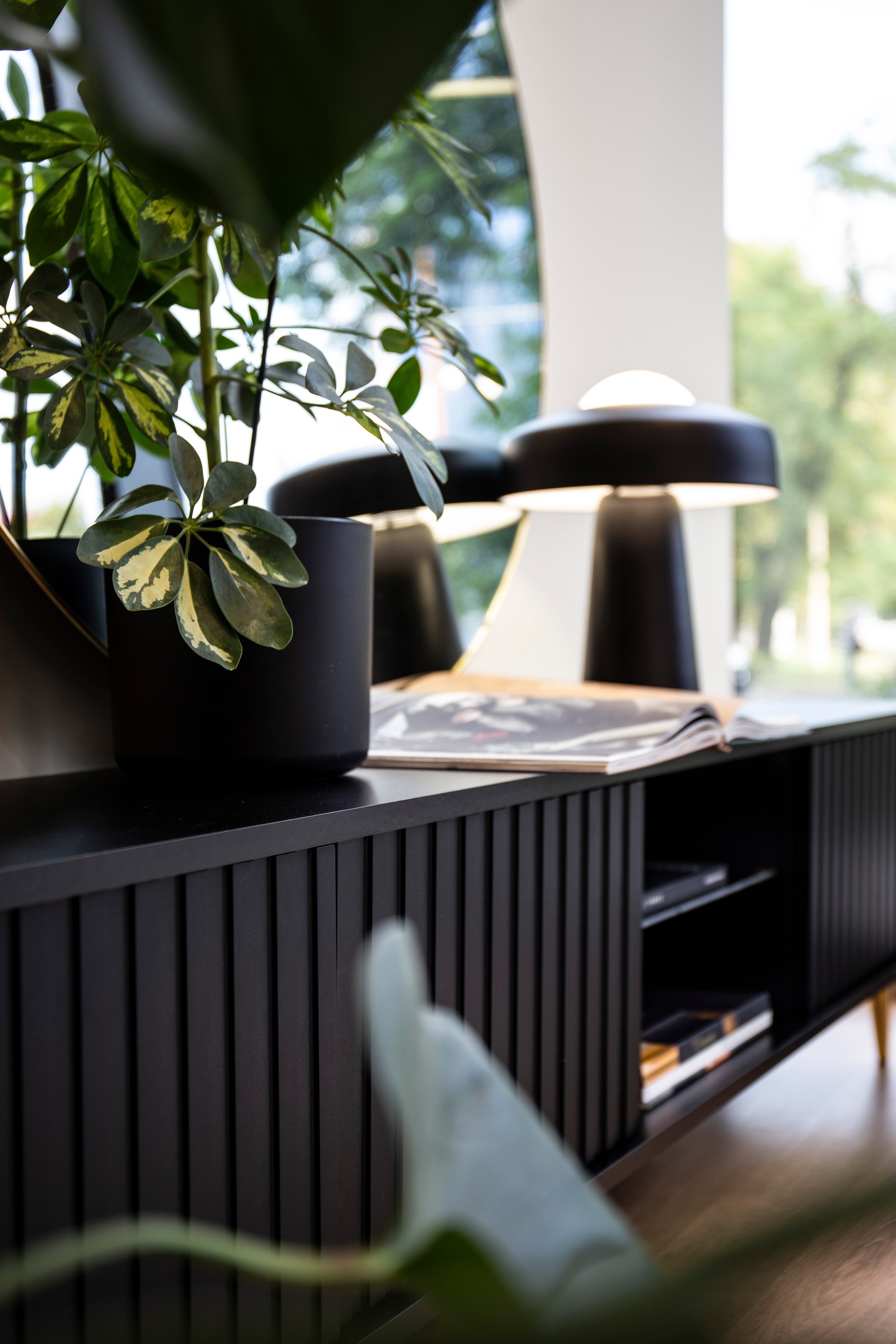 TV-Schrank Bello mit Lamellenfronten, 175 cm, schwarz, mit LED und goldenen Beinen
