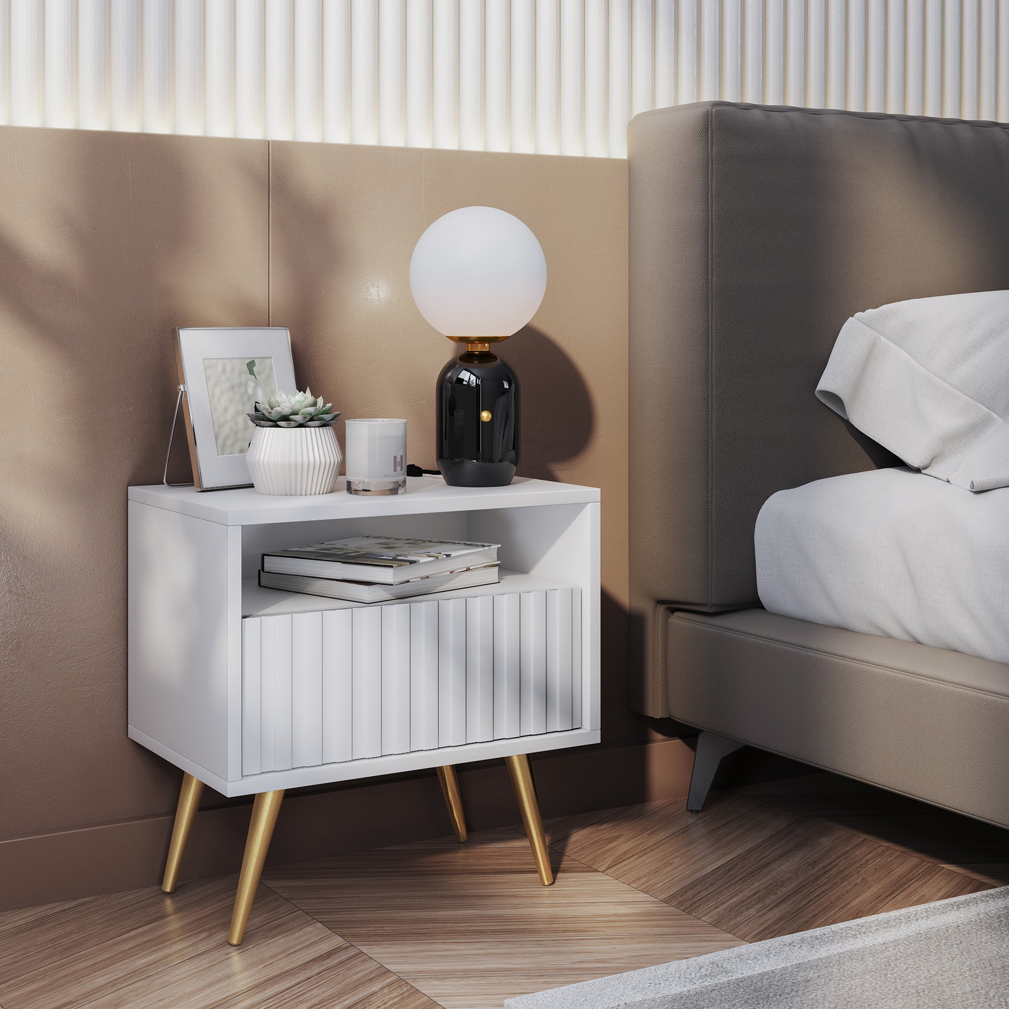 Nachttisch Bello mit Schublade und lamellenförmiger Front, weiß mit goldenen Beinen