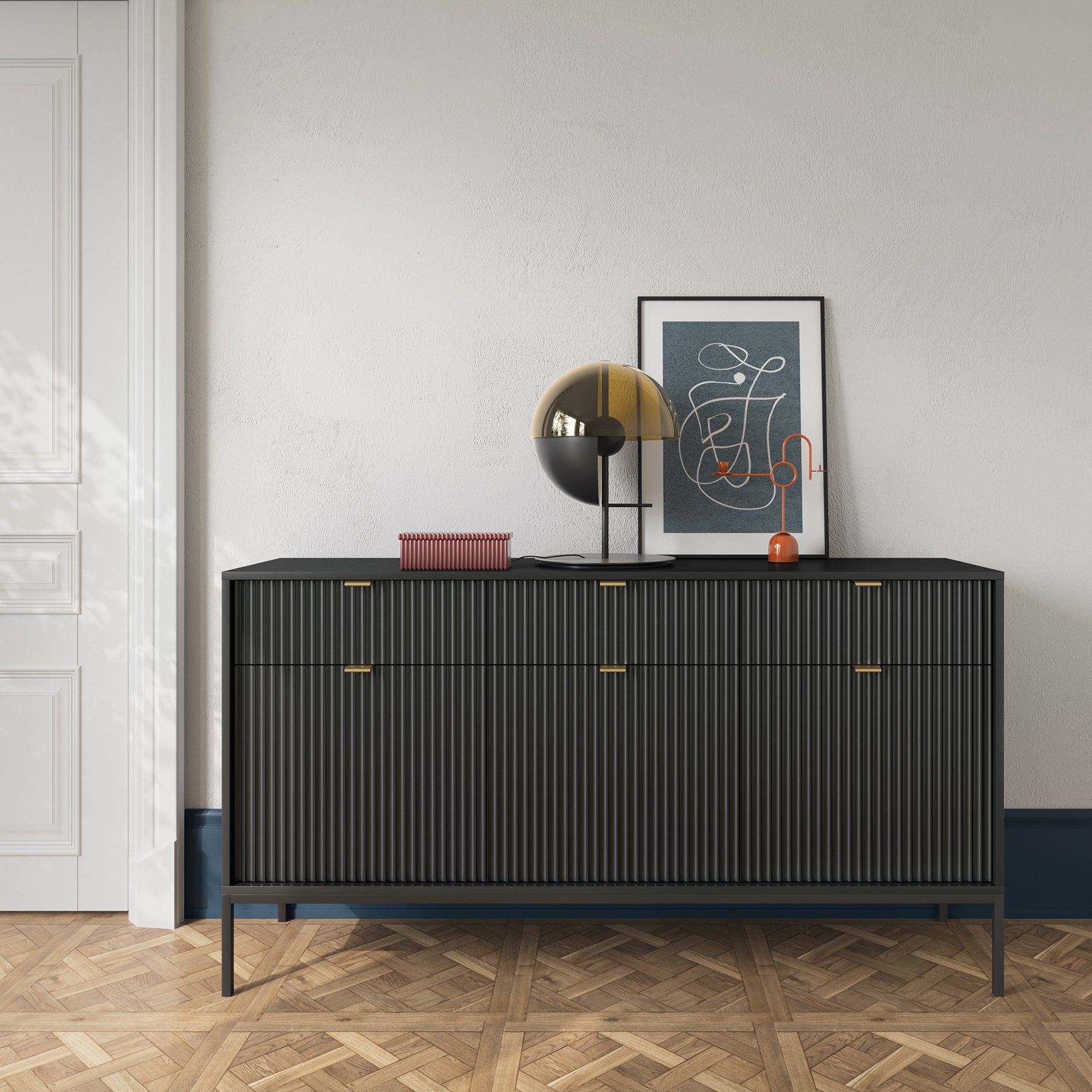 Drehtür-Kommode Vellore 154 cm schwarz mit geriffelten Fronten und goldenen Griffen