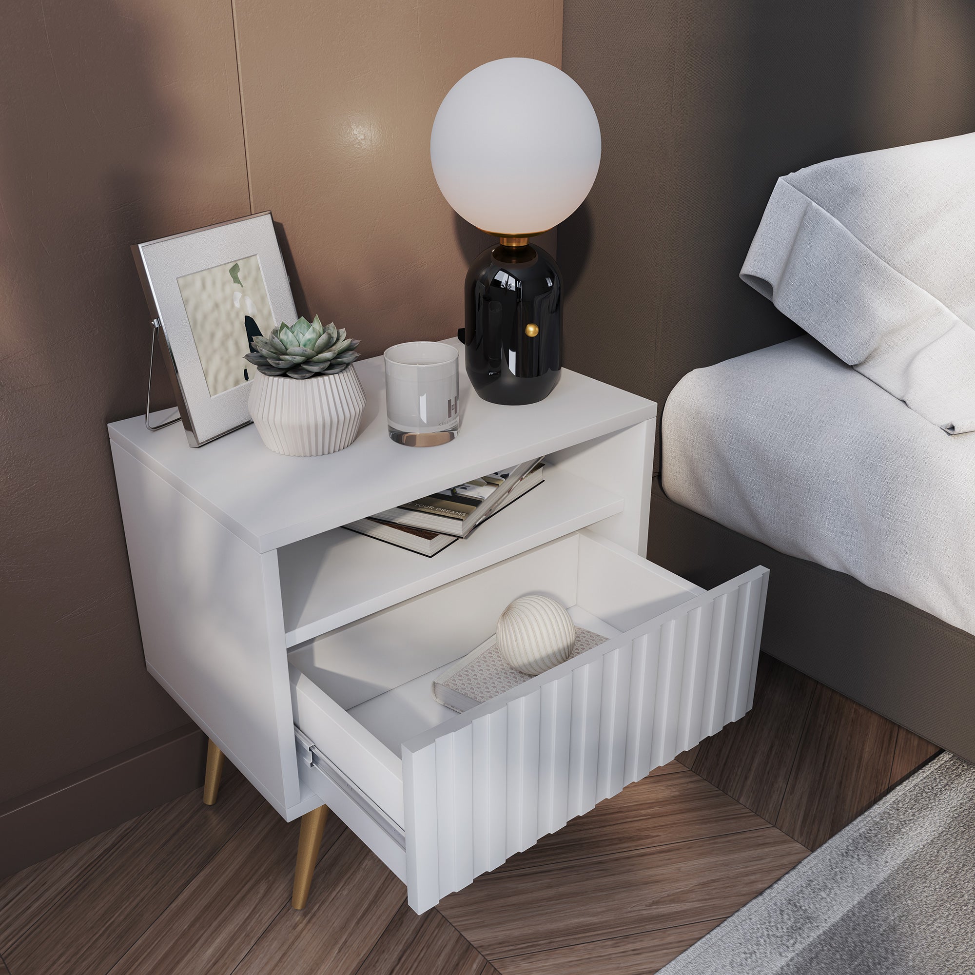 Nachttisch Bello mit Schublade und lamellenförmiger Front, weiß mit goldenen Beinen