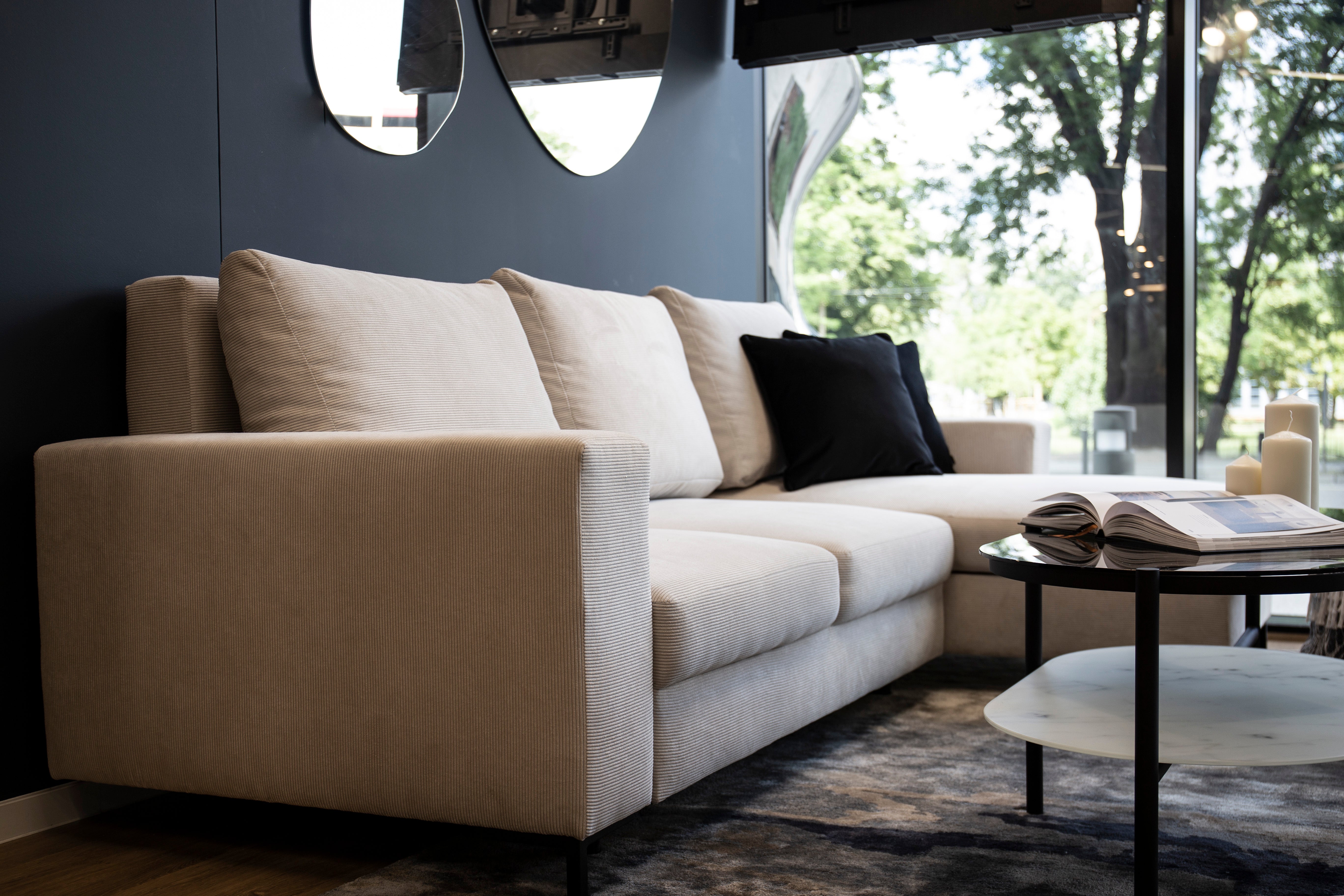 Ecksofa mit Schlafunktion Mokpeo, L-förmig, mit zwei Stauraumfächern auf schwarzen Füßen, beige Cordstoff, rechtsseitig