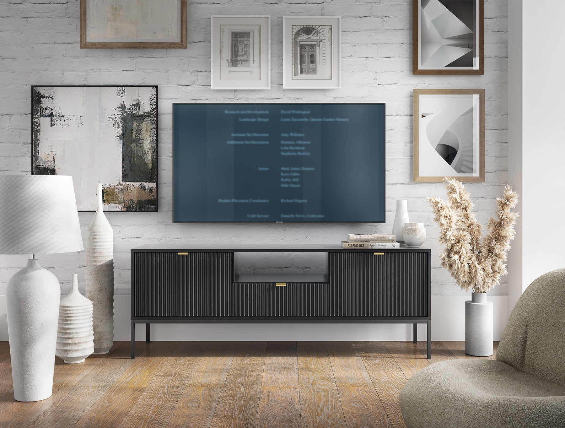 TV-Schrank Vellore 154 cm schwarz mit gerillten Fronten und goldenen Griffen