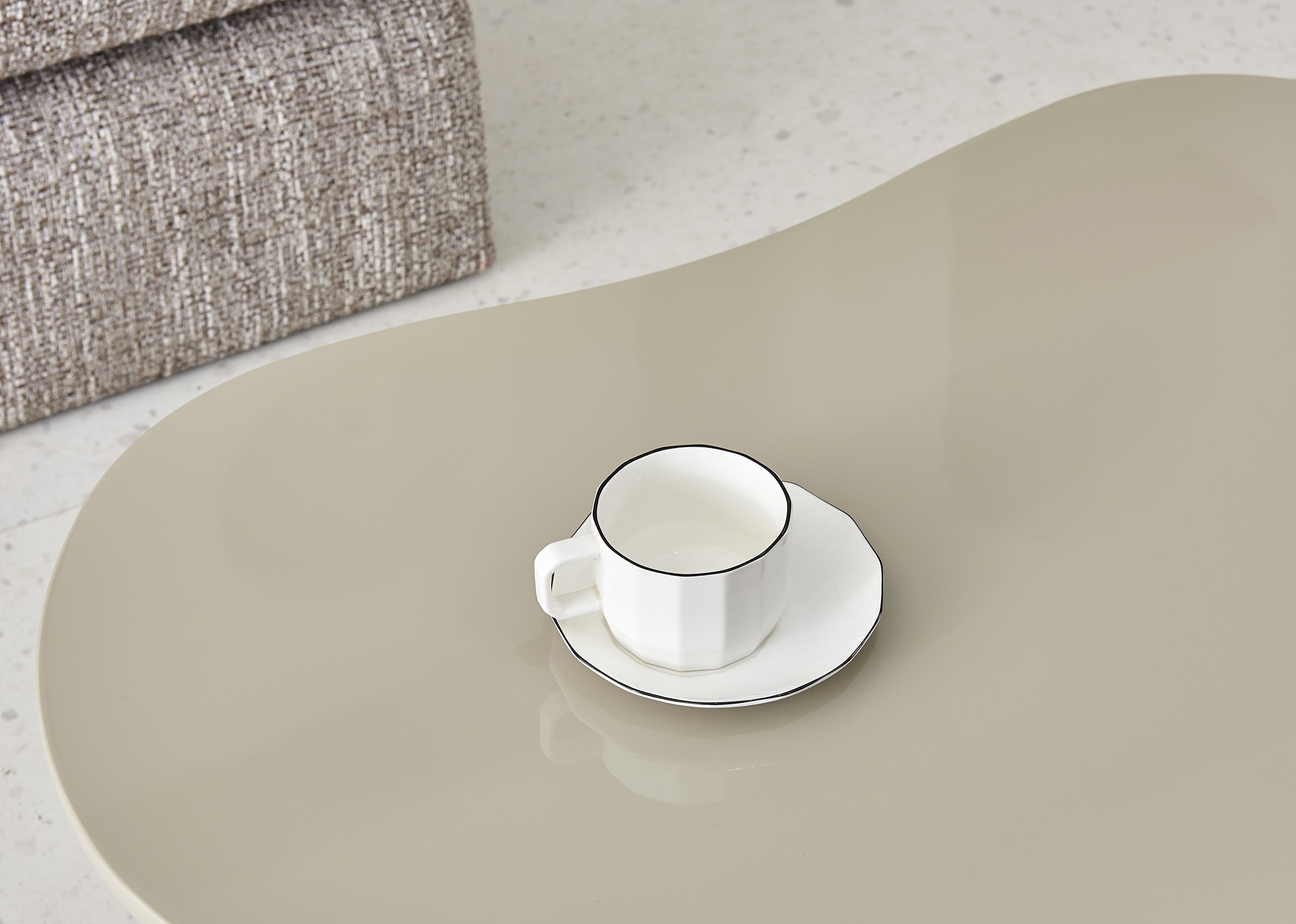 Atiously Couchtisch 84x53 cm creme Hochglanz