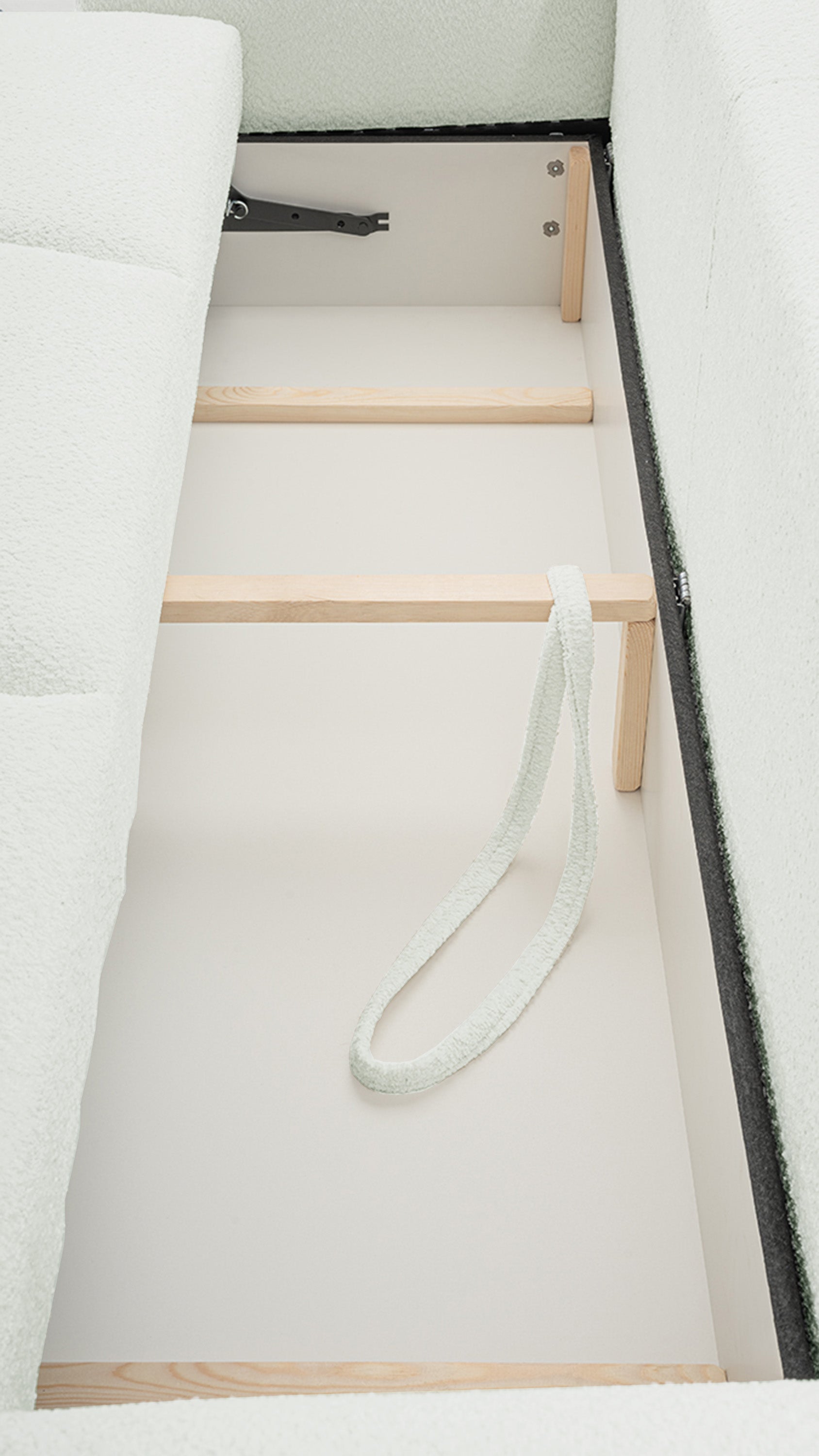Dreisitziges ausklappbares Sofa Barletto mit Stauraum, cremefarbenes Bouclé