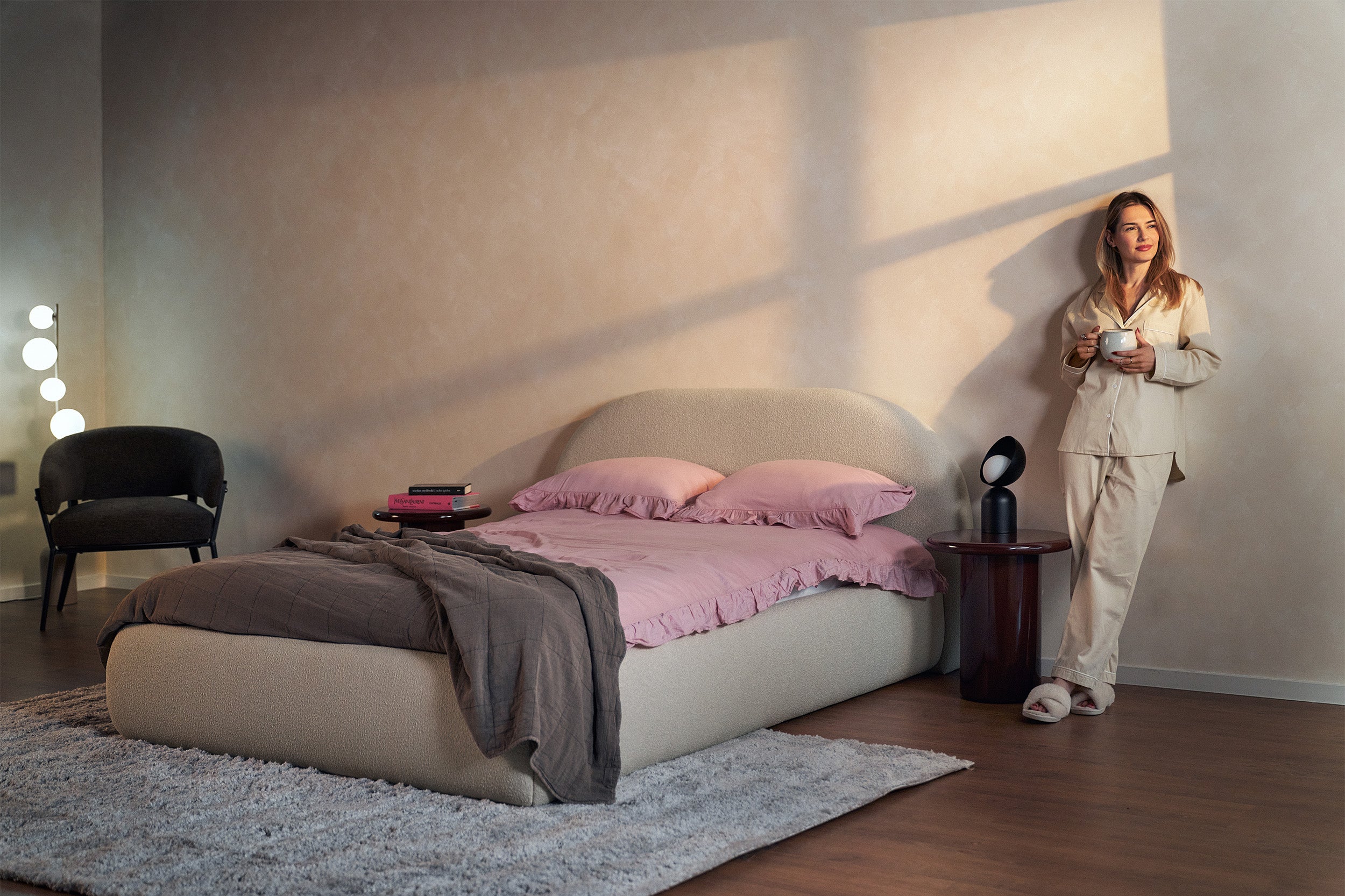 Polsterbett 140x200 cm Buvio mit Stauraum, Metallrahmen, hellbeiges Bouclé