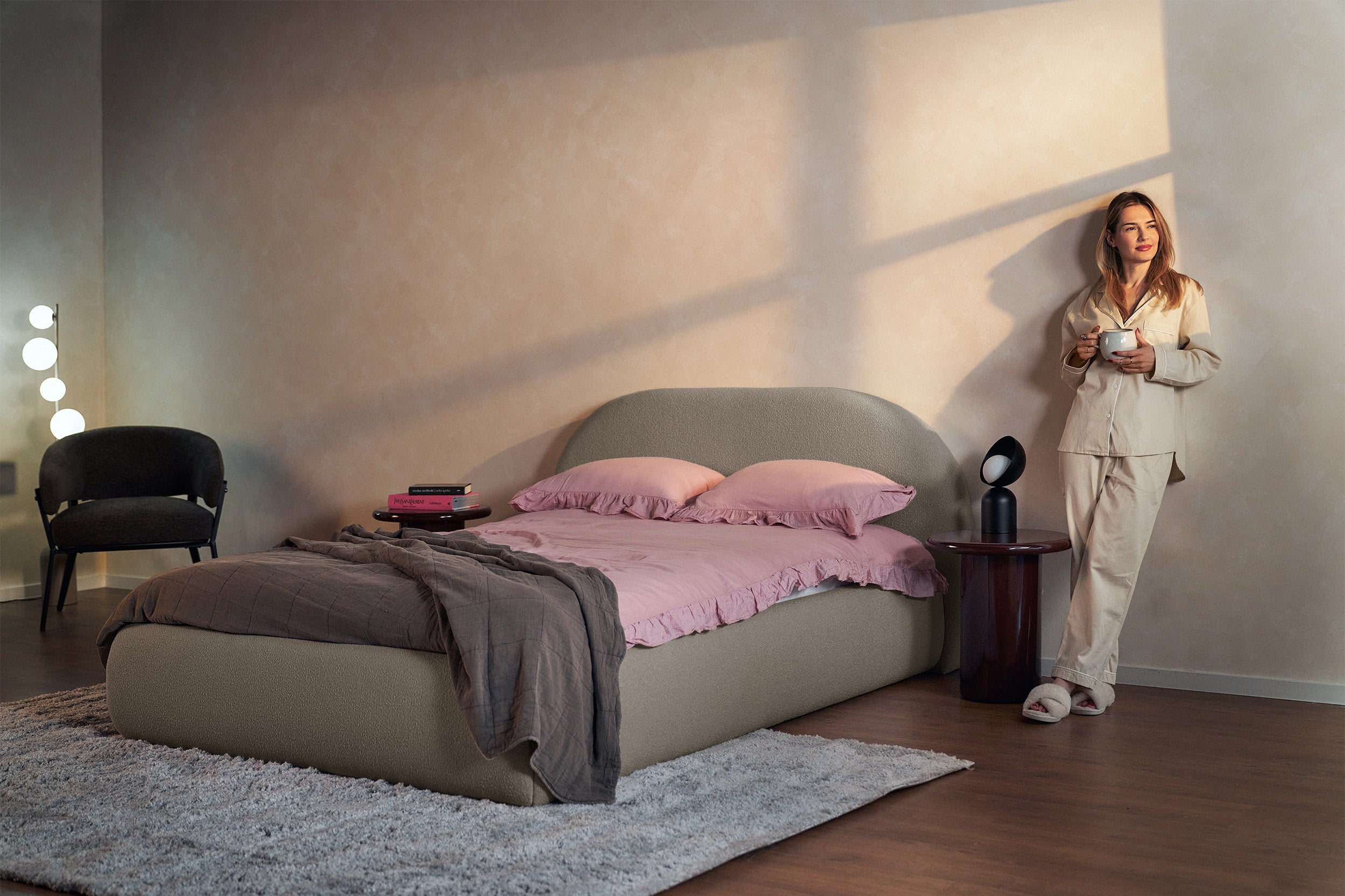 Polsterbett 180x200 cm Buvio mit Bettkasten, Metallrahmen, dunkelbeiges Bouclé