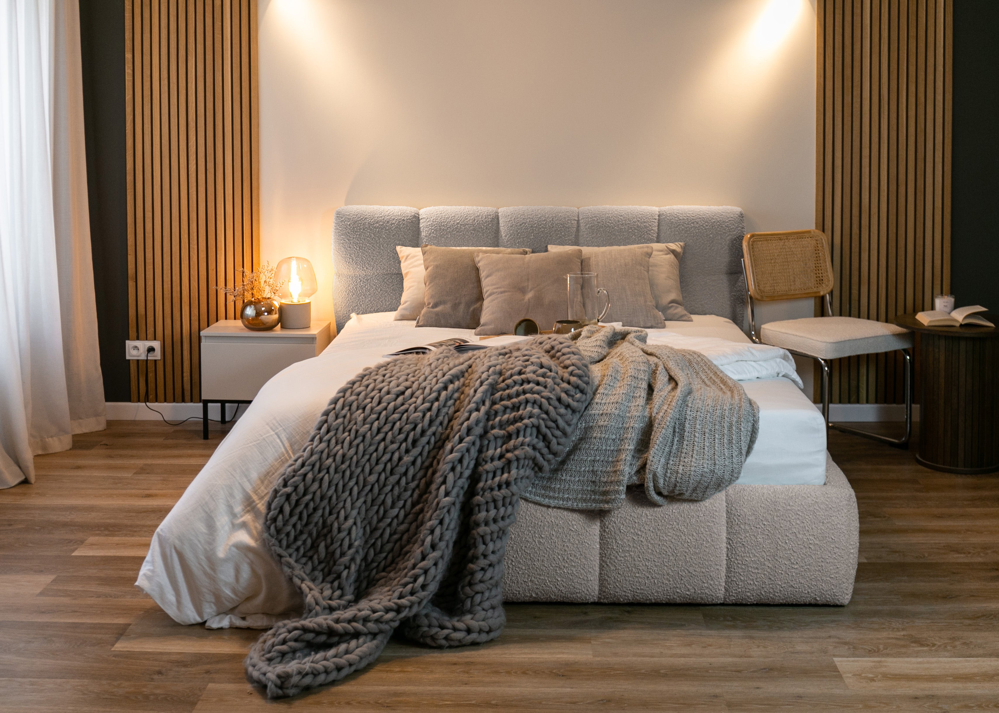 Gepolstertes Bett 120x200 cm Cloudy mit Stauraum, Metallrahmen, hellgrauer Bouclé-Stoff