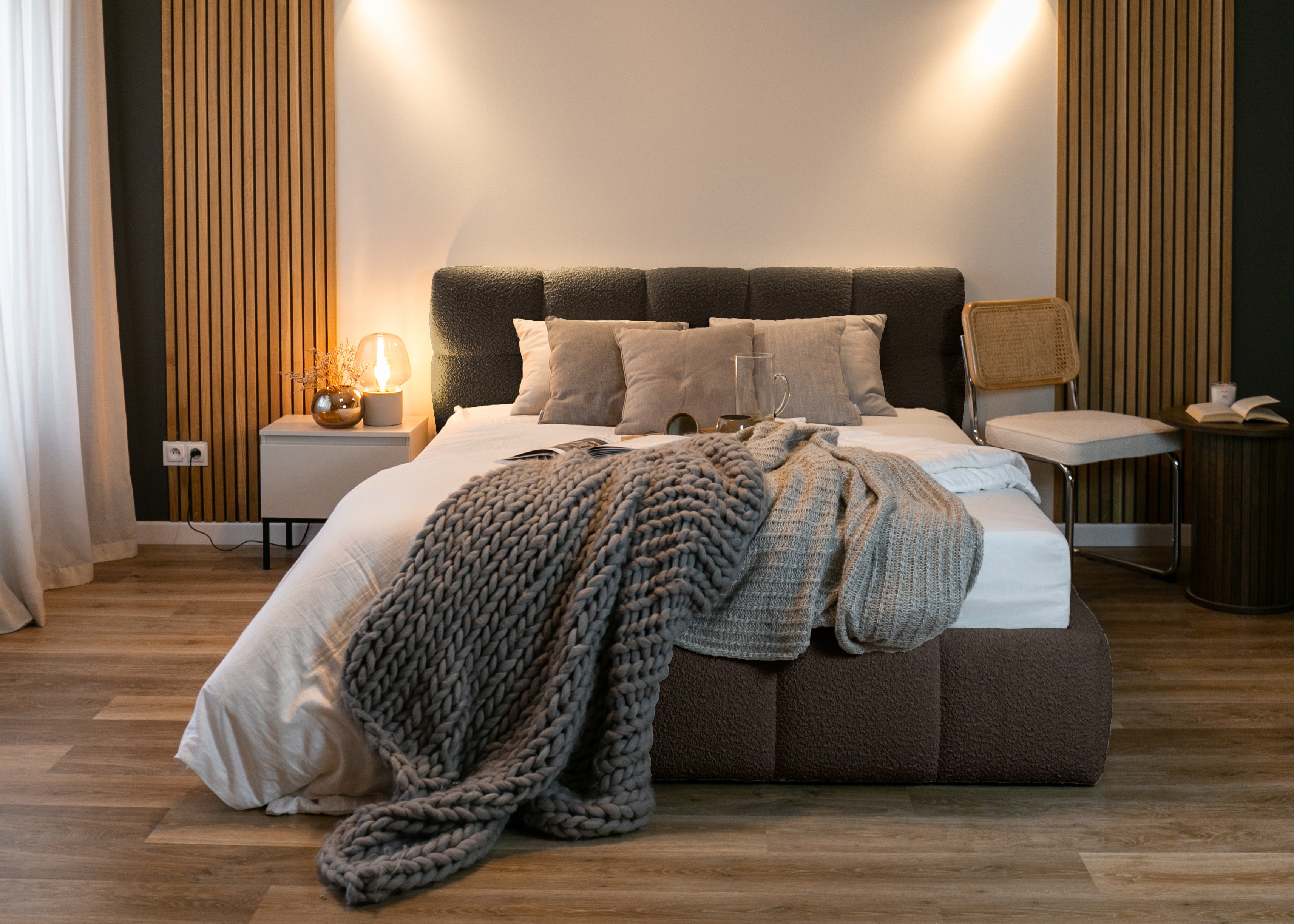 Gepolstertes Bett 120x200 cm Cloudy mit Stauraum, Metallrahmen, braunes Bouclé