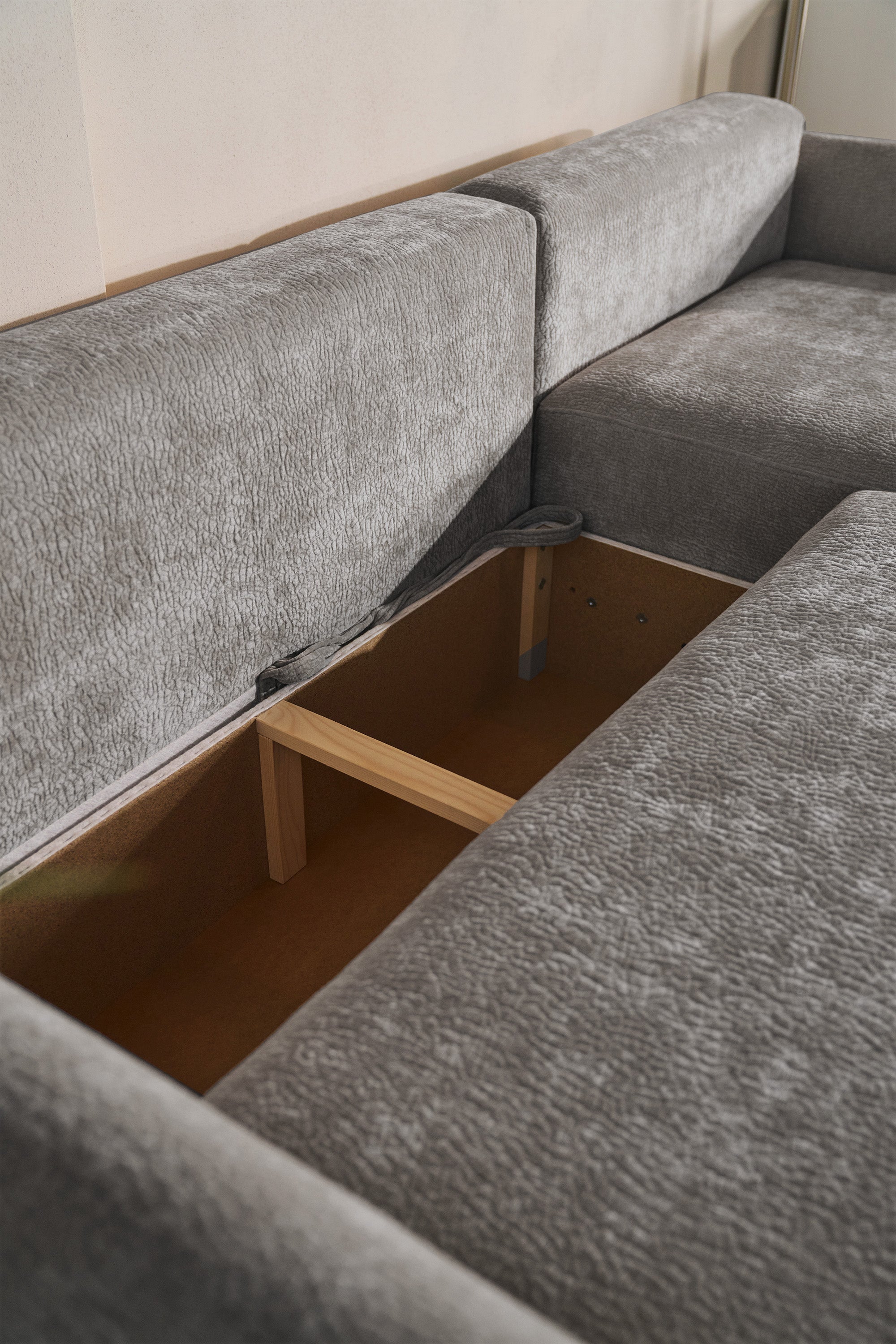 Ecksofa mit Schlaffunktion Cushi, L-förmig, rechtsseitig, mit Stauraum, grauer Chenille-Bezug