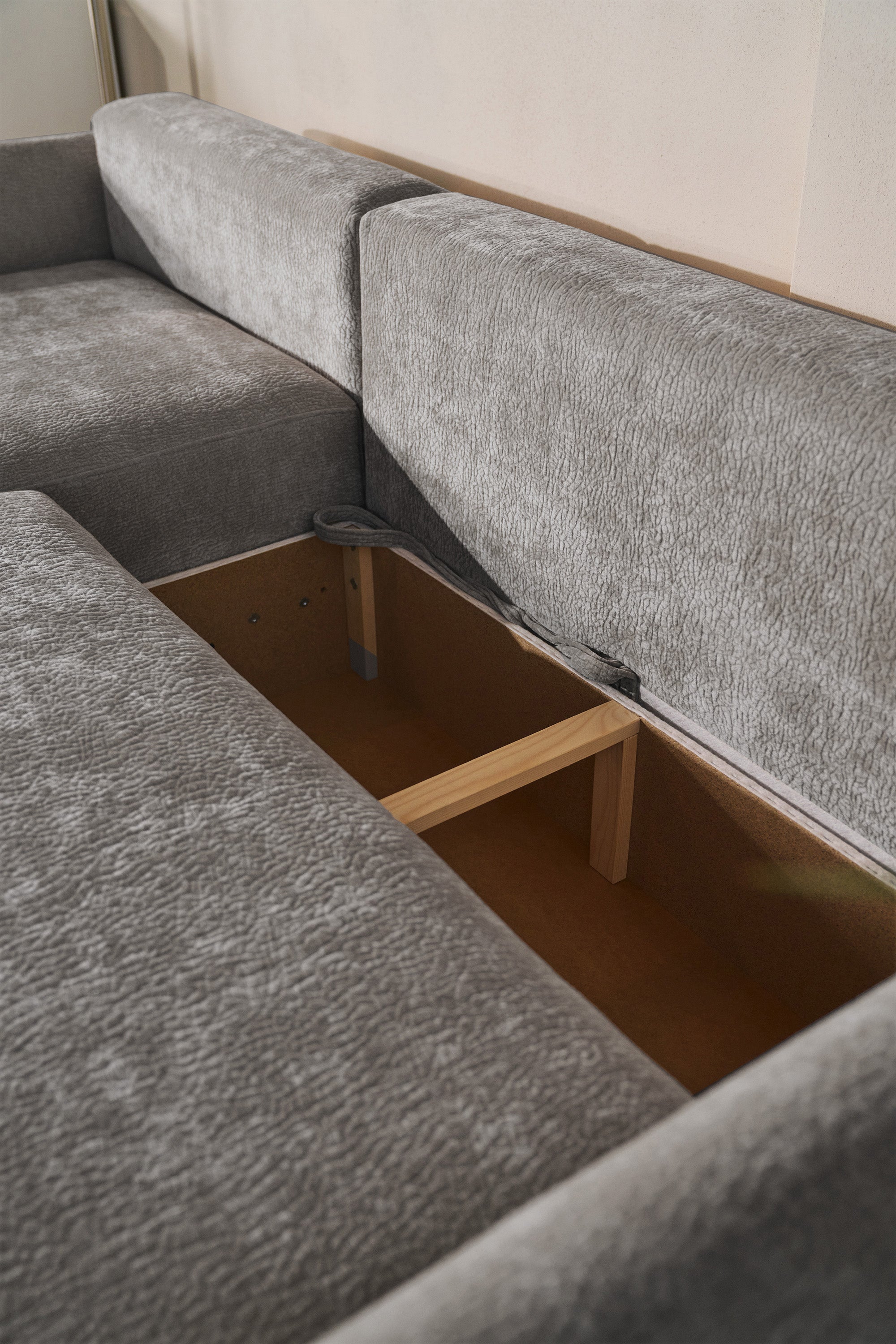 Ecksofa mit Schlaffunktion Cushi, L-förmig, linksseitig, mit Stauraum, grauer Chenille-Bezug