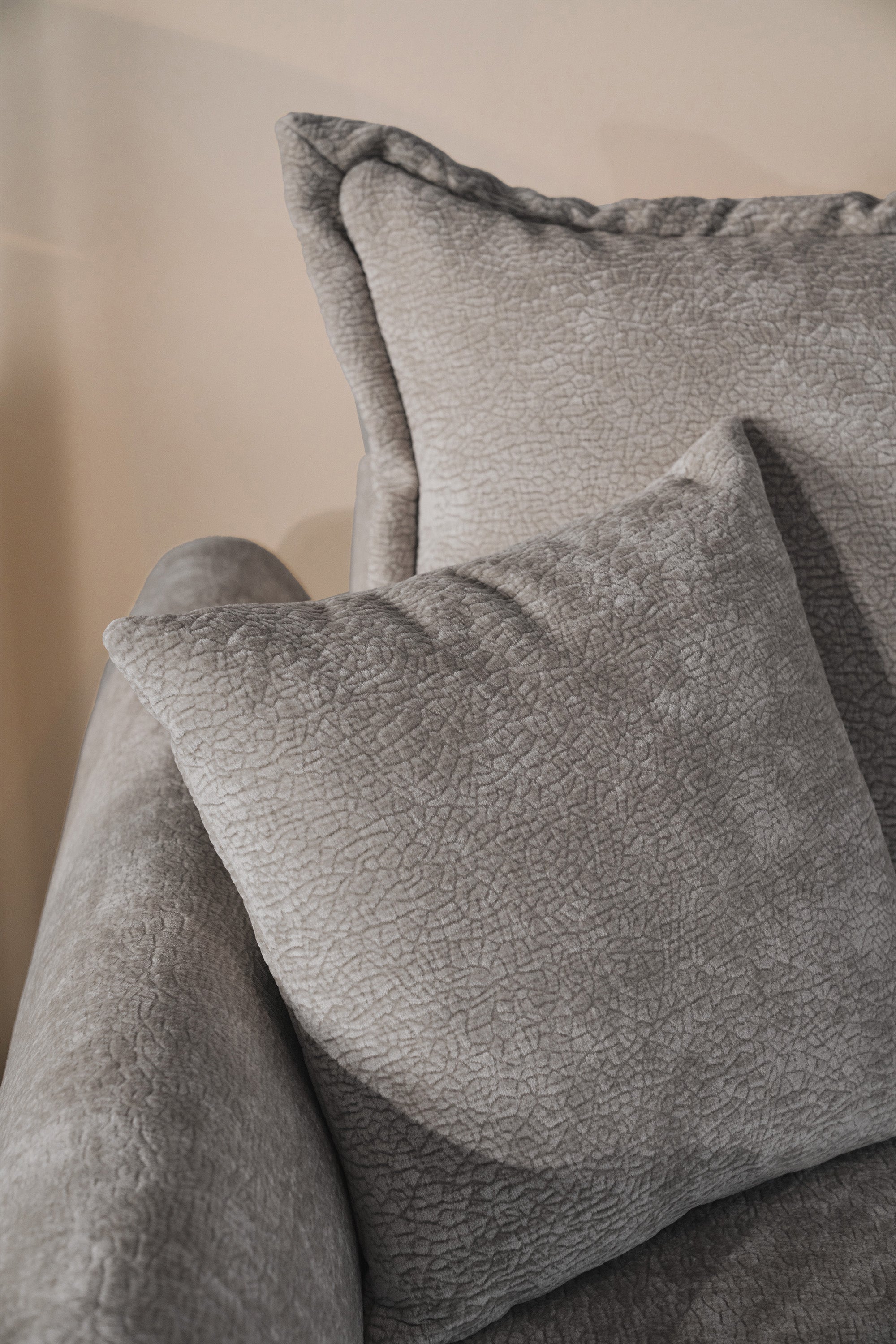 Ecksofa mit Schlaffunktion Cushi, L-förmig, linksseitig, mit Stauraum, grauer Chenille-Bezug