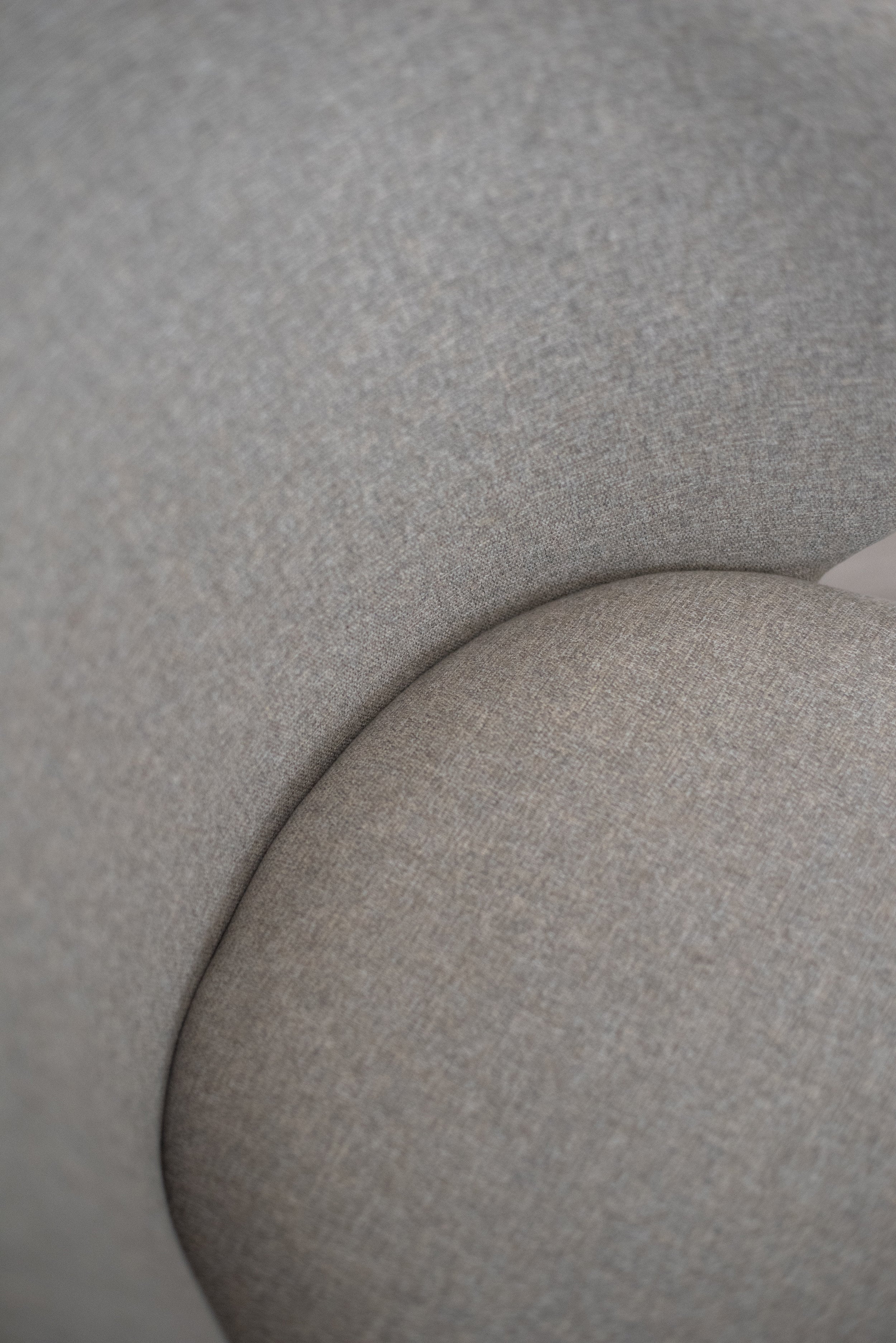Polsterstuhl Mealize aus hydrophobem Stoff, graubeige Flechtoptik, auf schwarzen Beinen