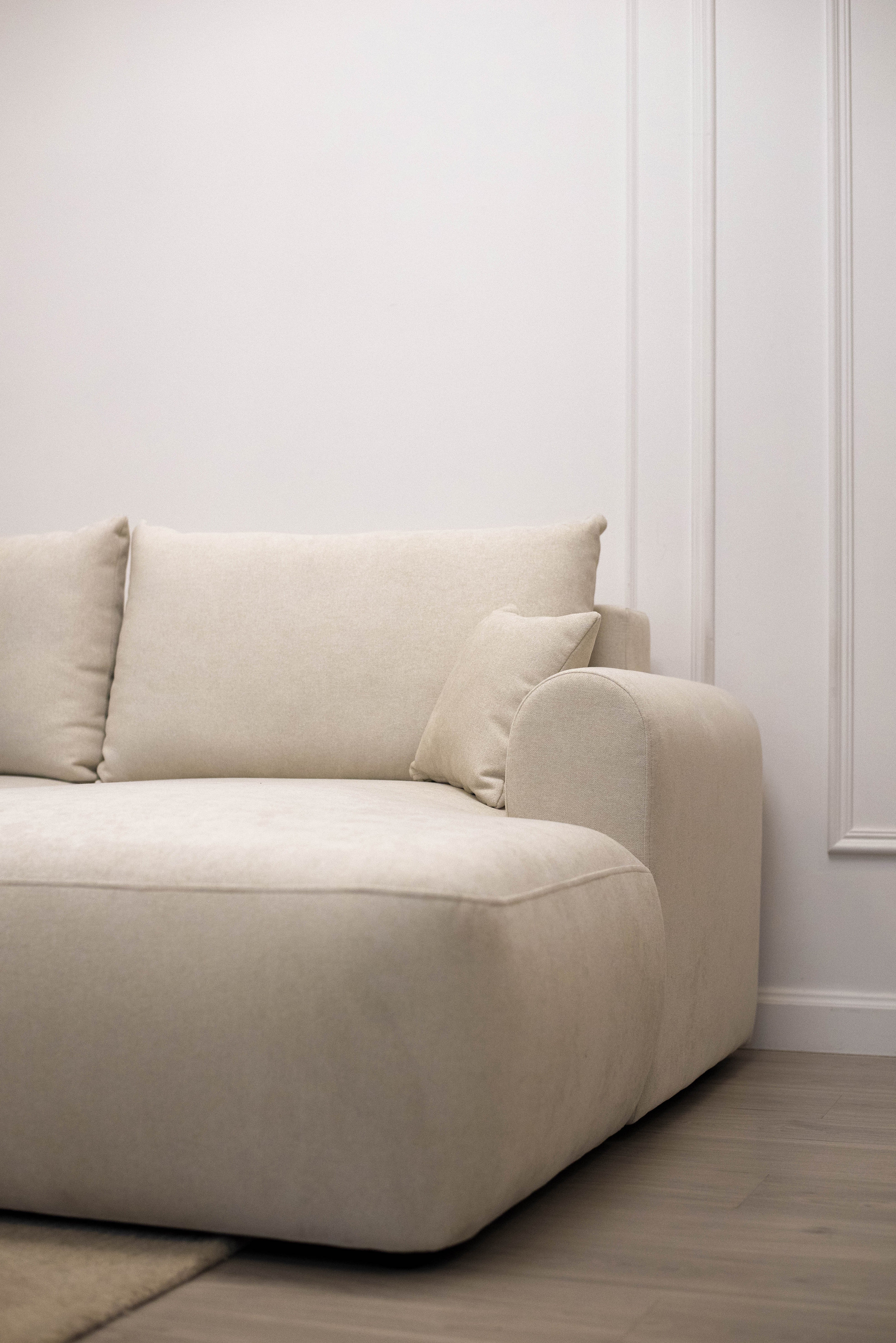 Ecksofa mit Schlaffunktion Ovo mini, L-förmig, rechtsseitig, mit Stauraum, cremefarbener, pflegeleichter Chenille-Stoff