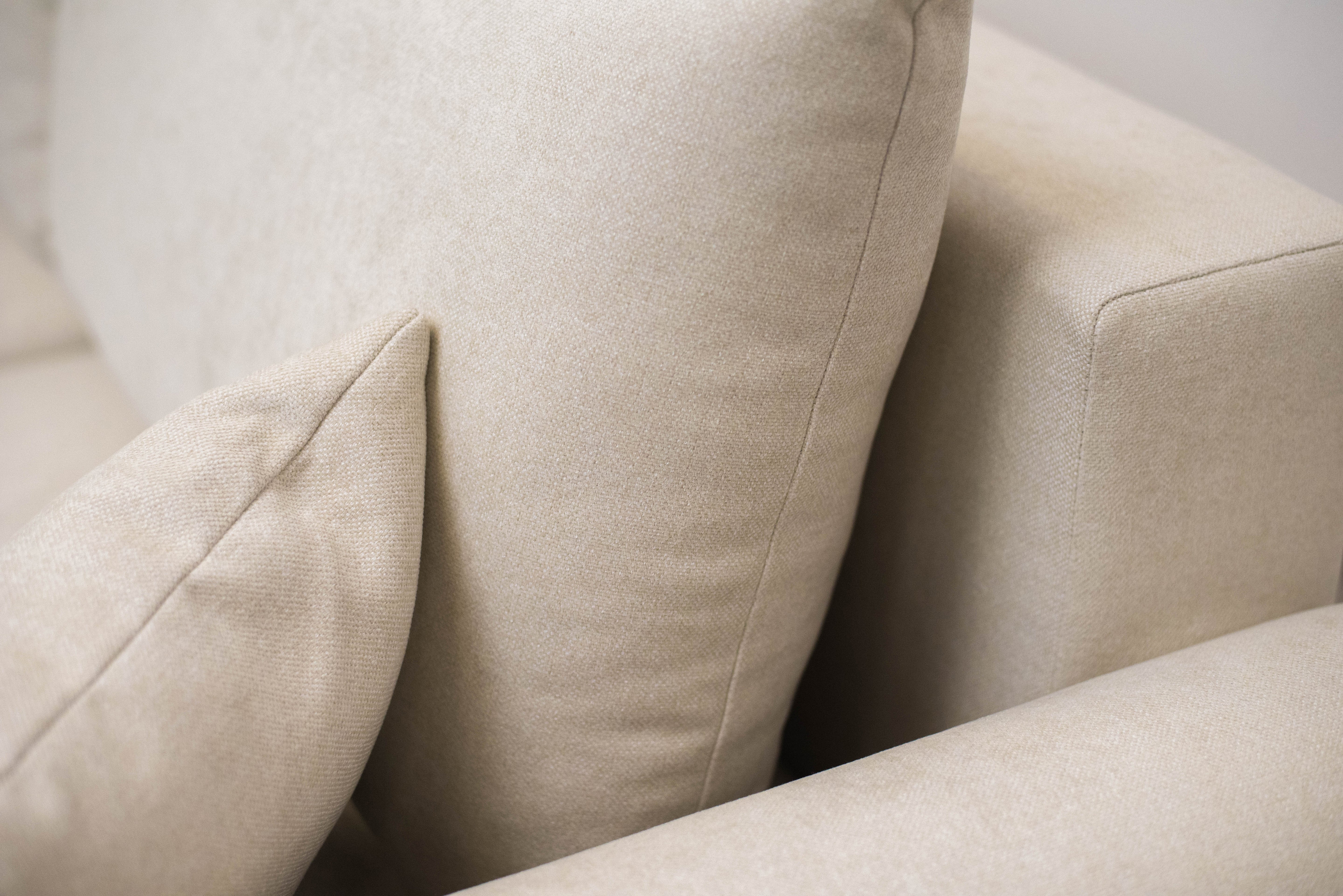 Ecksofa mit Schlaffunktion Ovo mini, L-förmig, rechtsseitig, mit Stauraum, cremefarbener, pflegeleichter Chenille-Stoff