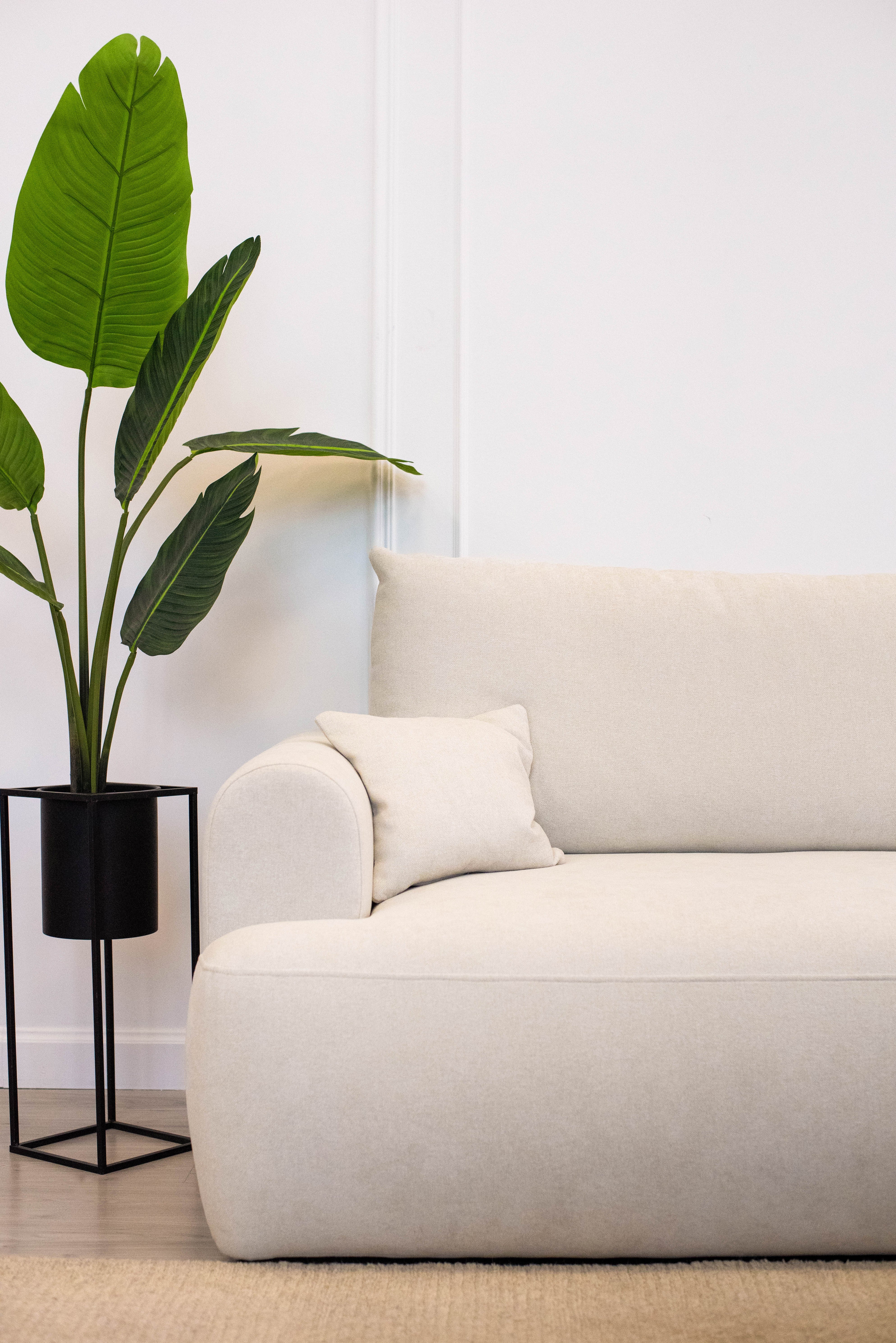 Ecksofa mit Schlaffunktion Ovo mini, L-förmig, rechtsseitig, mit Stauraum, cremefarbener, pflegeleichter Chenille-Stoff