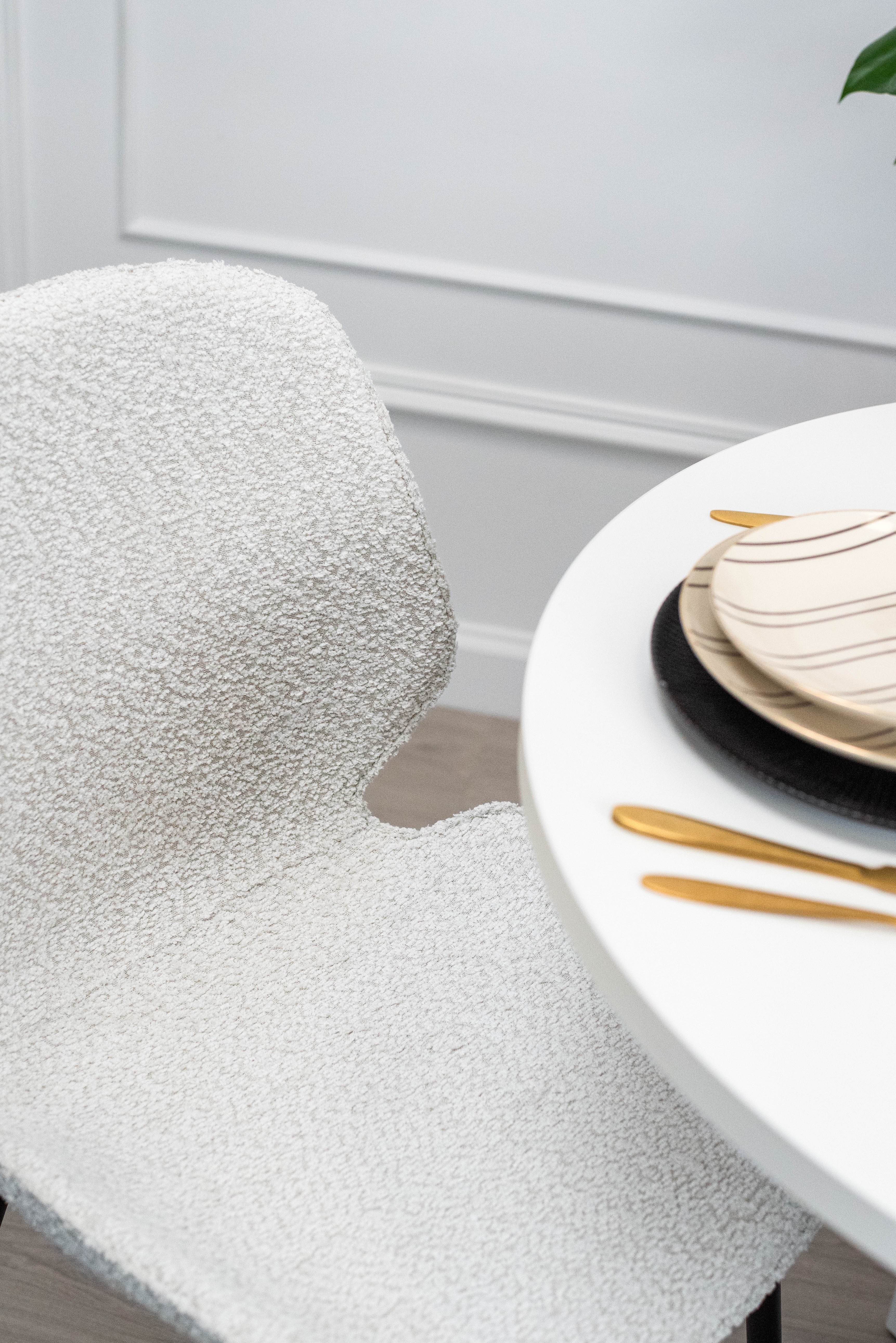 Polsterstuhl Rablart mit cremefarbenem Teddy-Stoff auf schwarzen Beinen