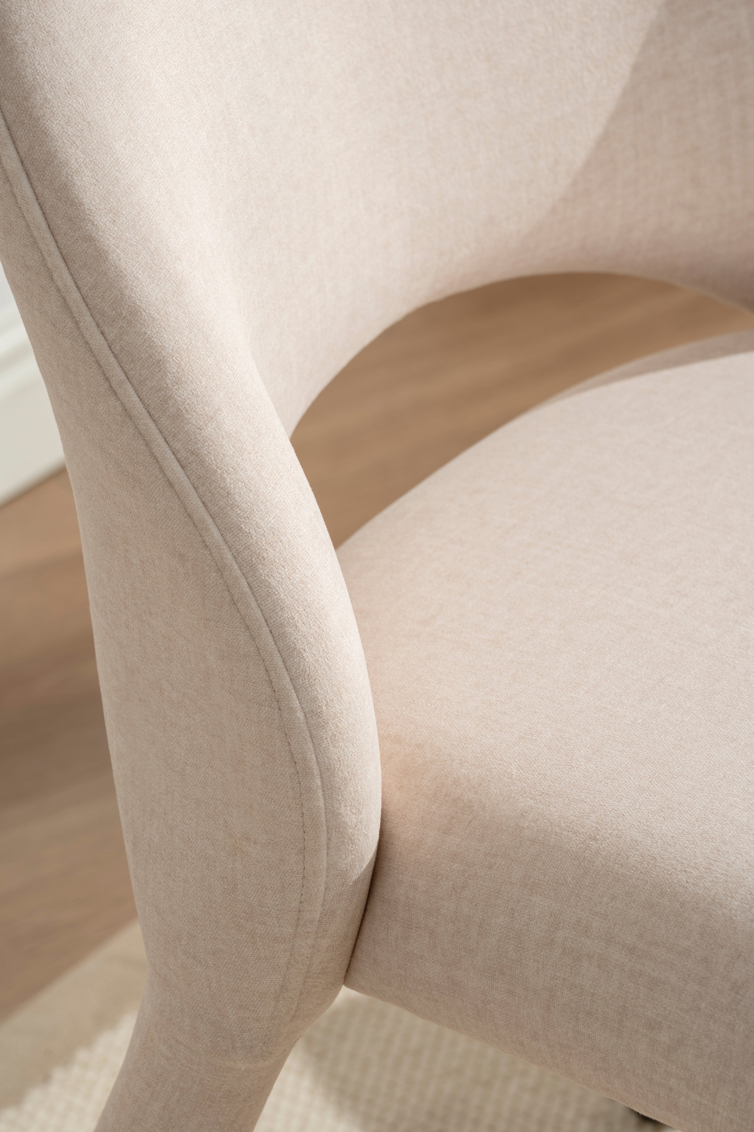 Polsterstuhl für das Esszimmer Marizes aus leicht zu reinigendem Stoff, cremefarbener Samt