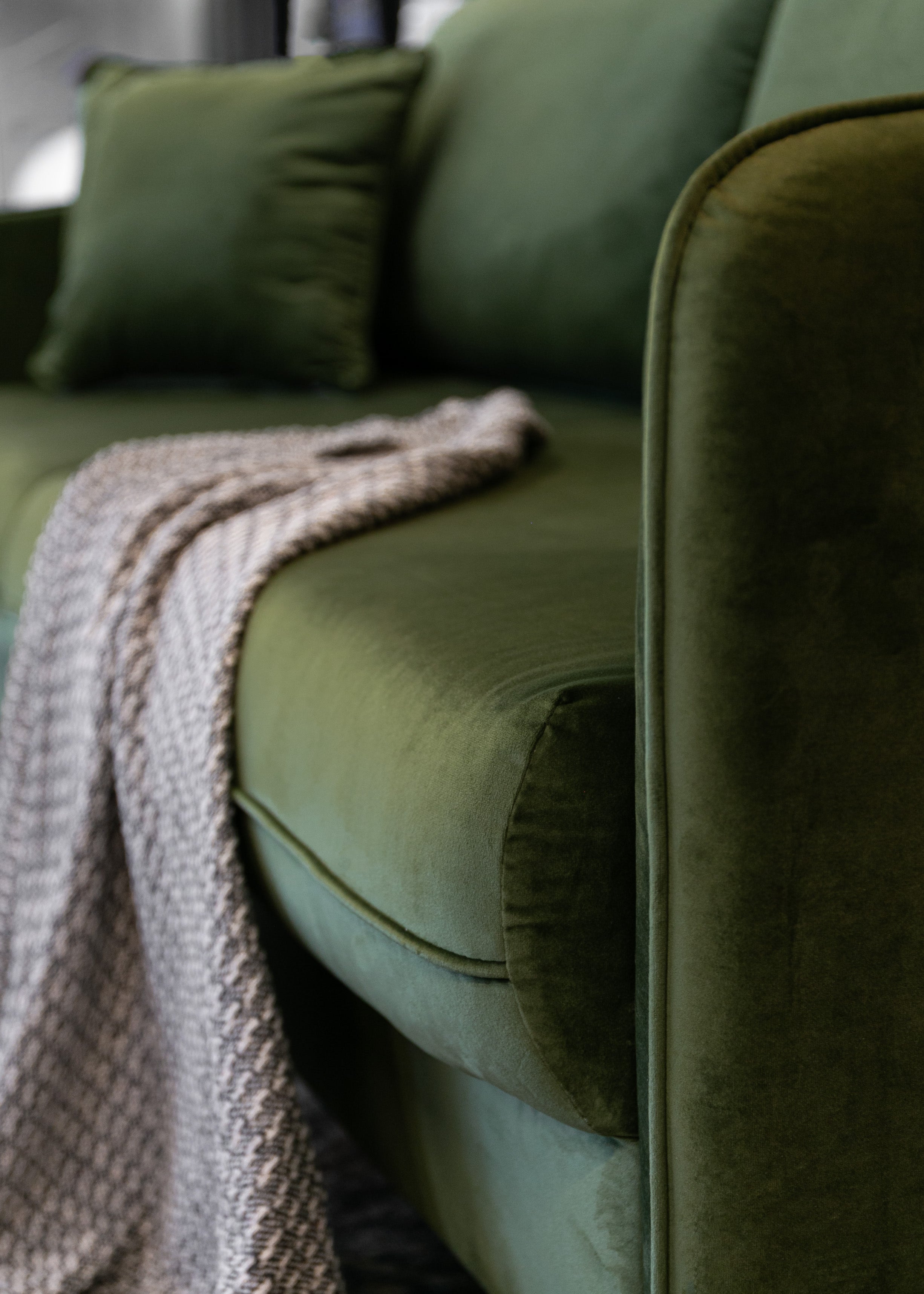 Dreisitziges ausklappbares Sofa Volio, olivfarben, Samt, wasserabweisend, schwarze Beine