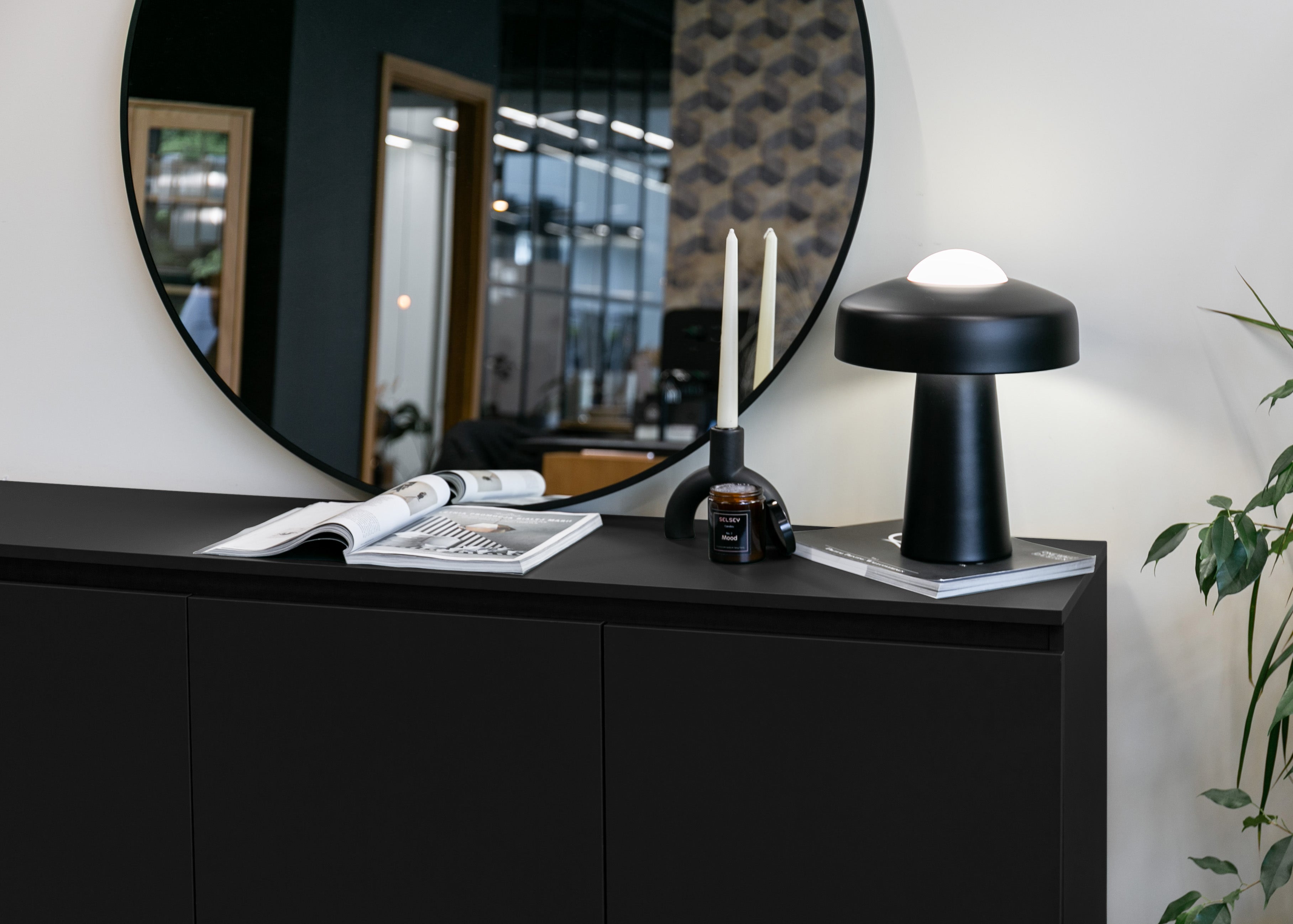 Drehtür-Kommode Bemmi 150 cm schwarz mit schwarzen Beinen
