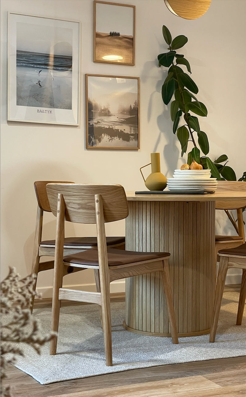 Runder Tisch Gativel 120 cm mit runder Basis, Lamellen in natürlicher Eiche