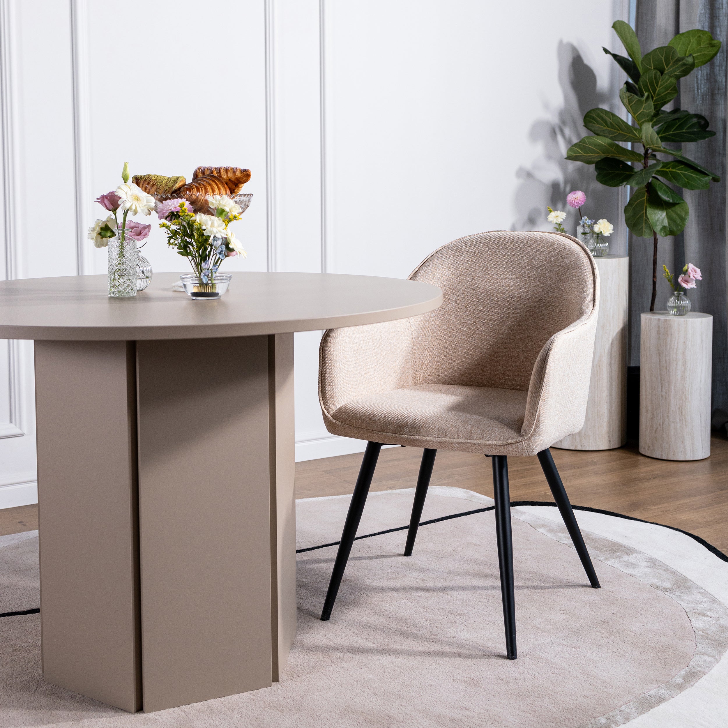 Bezogenes Stuhl mit Armlehnen Bill in Beige auf schwarzen Stahlbeinen