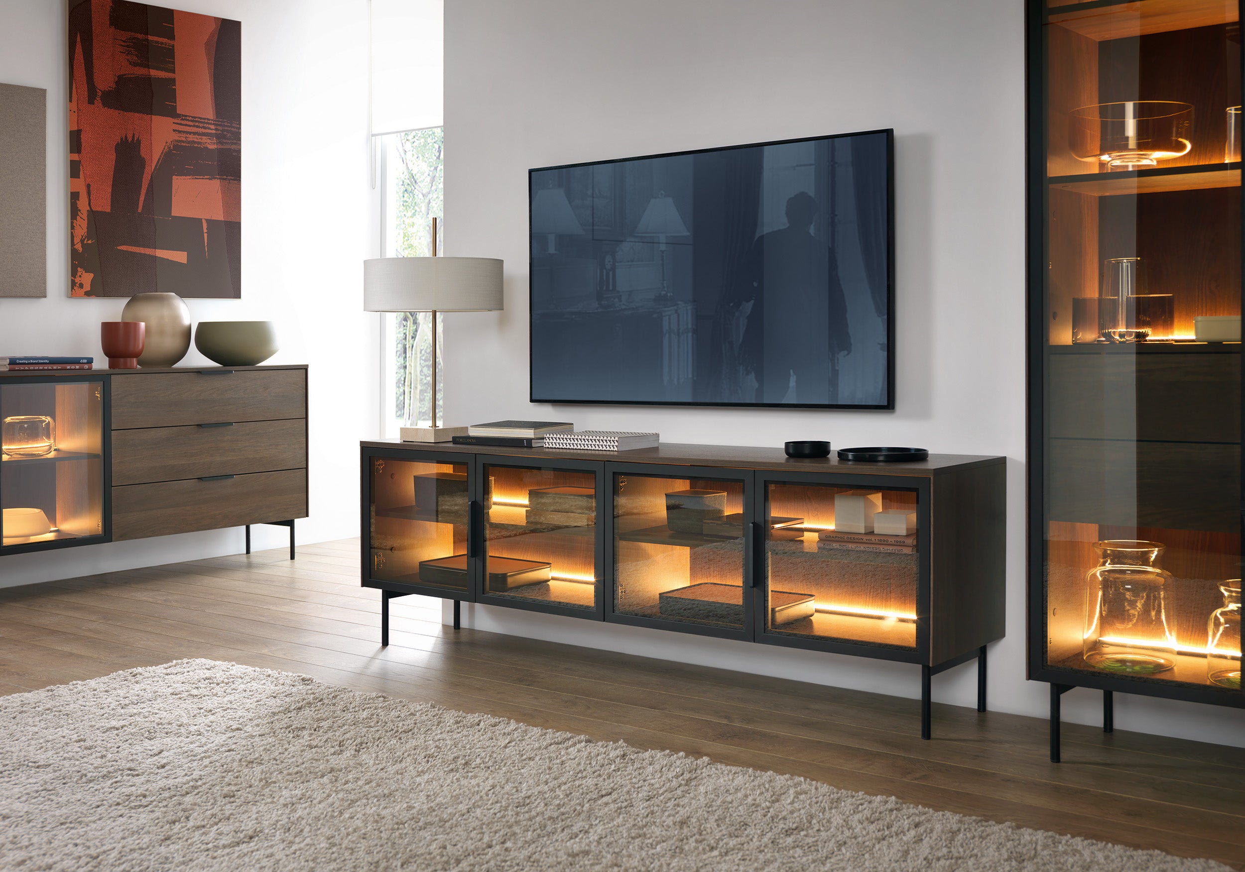 Viertrügige TV-Kommode Lumi mit Glastüren und Beleuchtung, 181 cm, Eiche Dunin