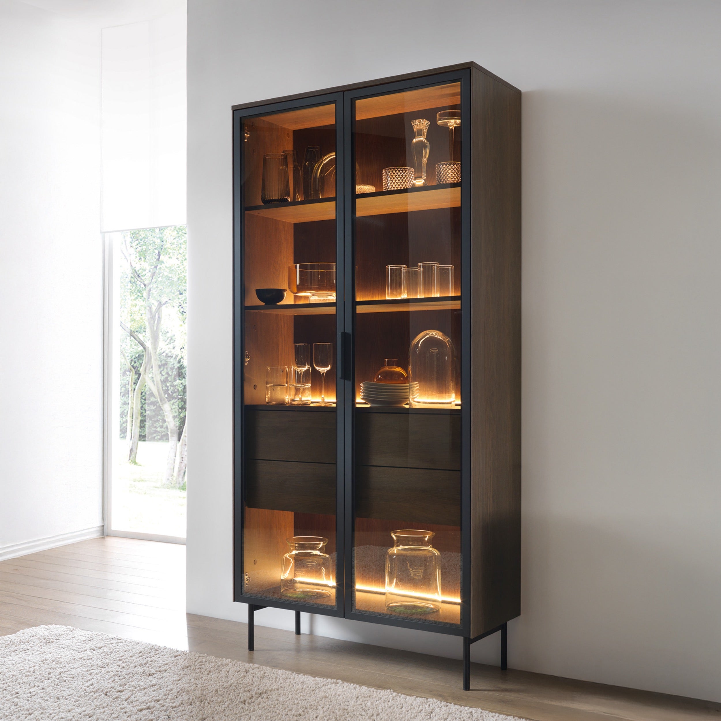 Zweiflügelige Glastür-Vitrine Lumi mit zwei Schubladen und Beleuchtung, 91 cm, Eiche Dunin