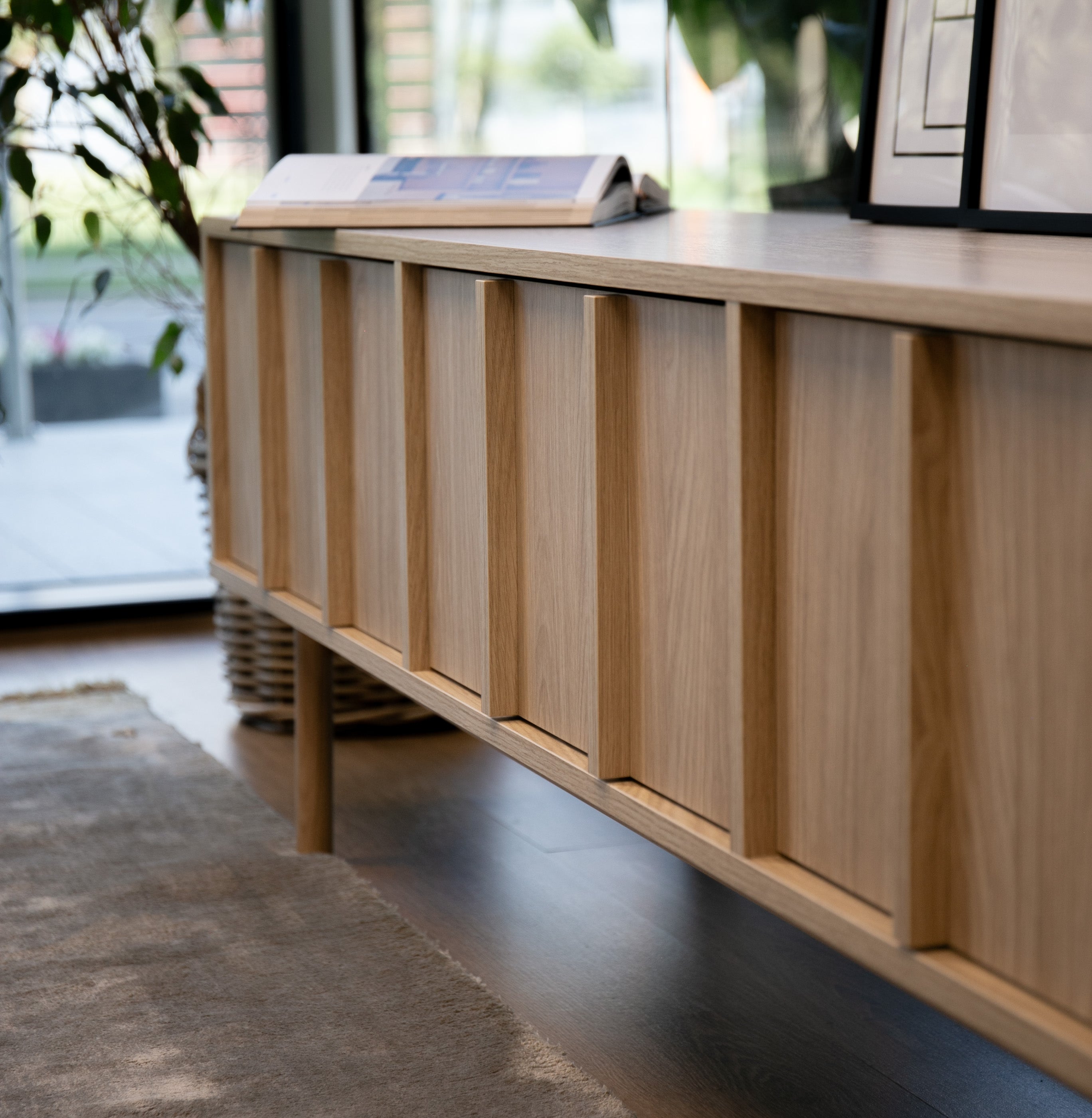 TV-Schrank Neksto mit drei Schubladen, 170 cm, geölte Eiche