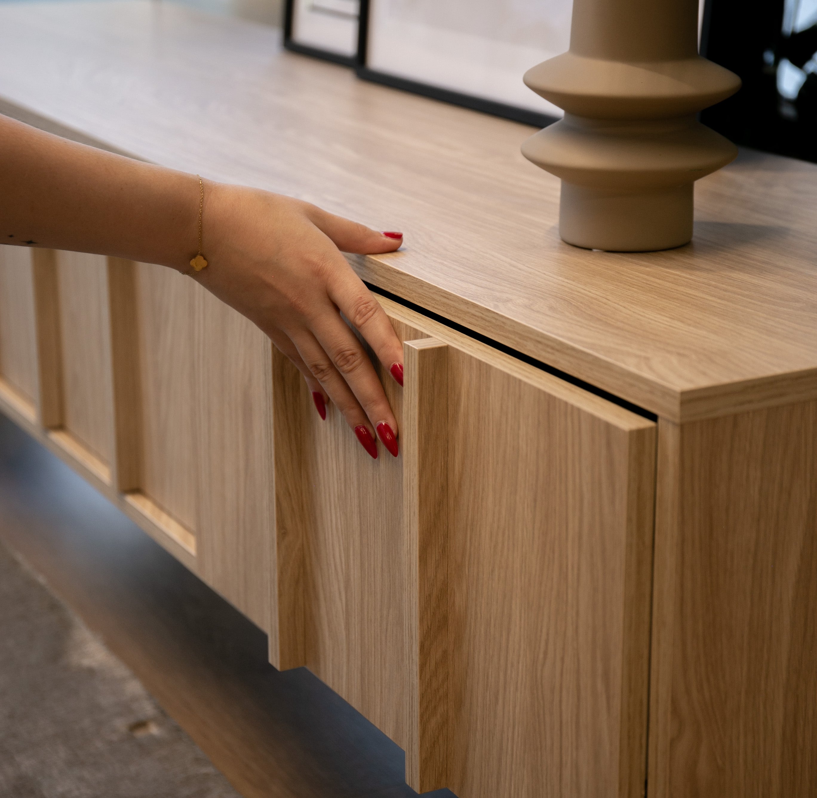 TV-Schrank Neksto mit drei Schubladen, 170 cm, geölte Eiche