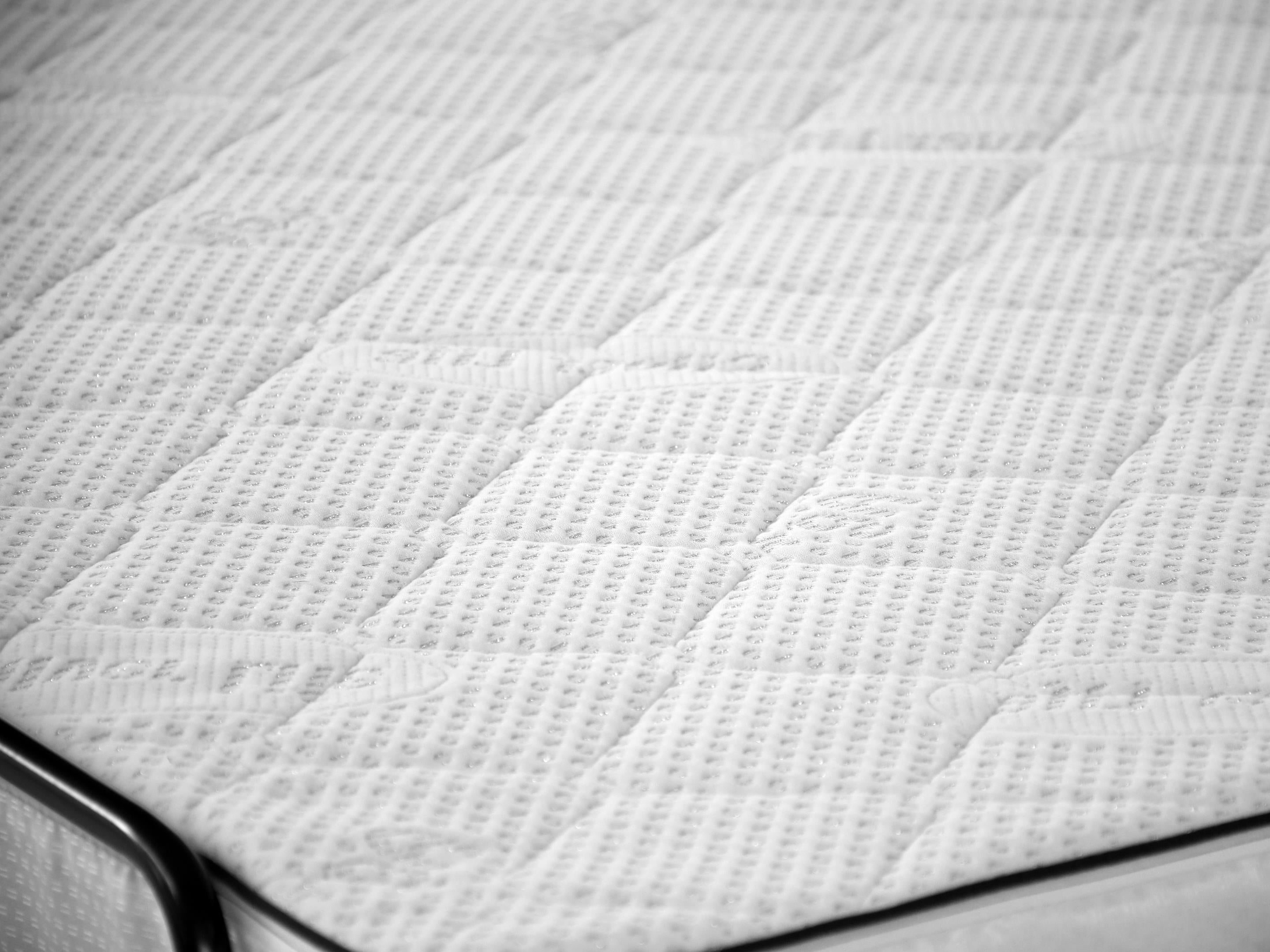 Dreisitziges ausklappbares Sofa Muvea 140 cm mit Stauraum und Matratze, italienisches Gestell, graphitfarbener Chenille-Bezug