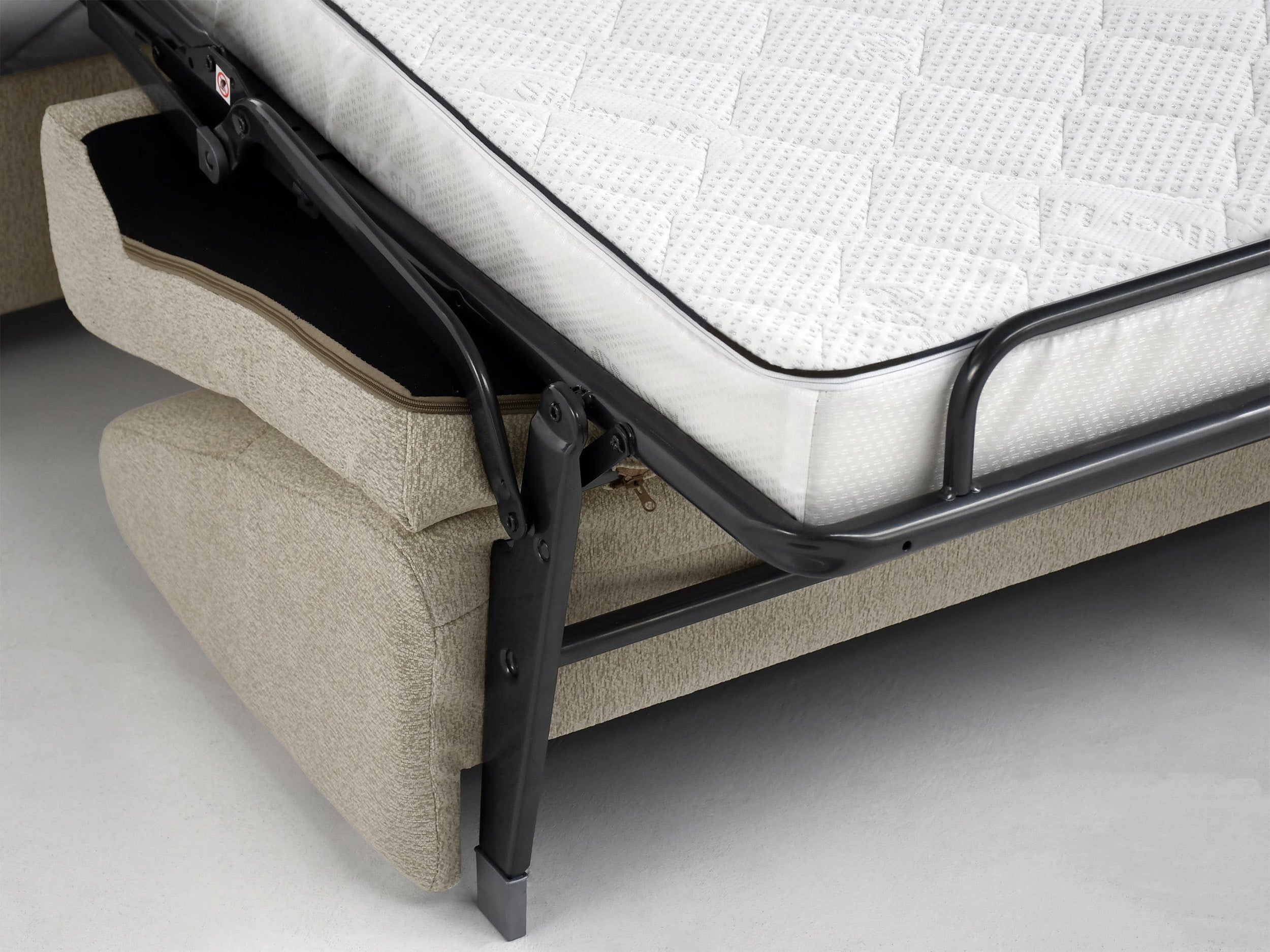 Dreisitziges ausklappbares Sofa Muvea 140 cm mit Stauraum und Matratze, italienischer Rahmen, cremefarbener Chenille-Bezug