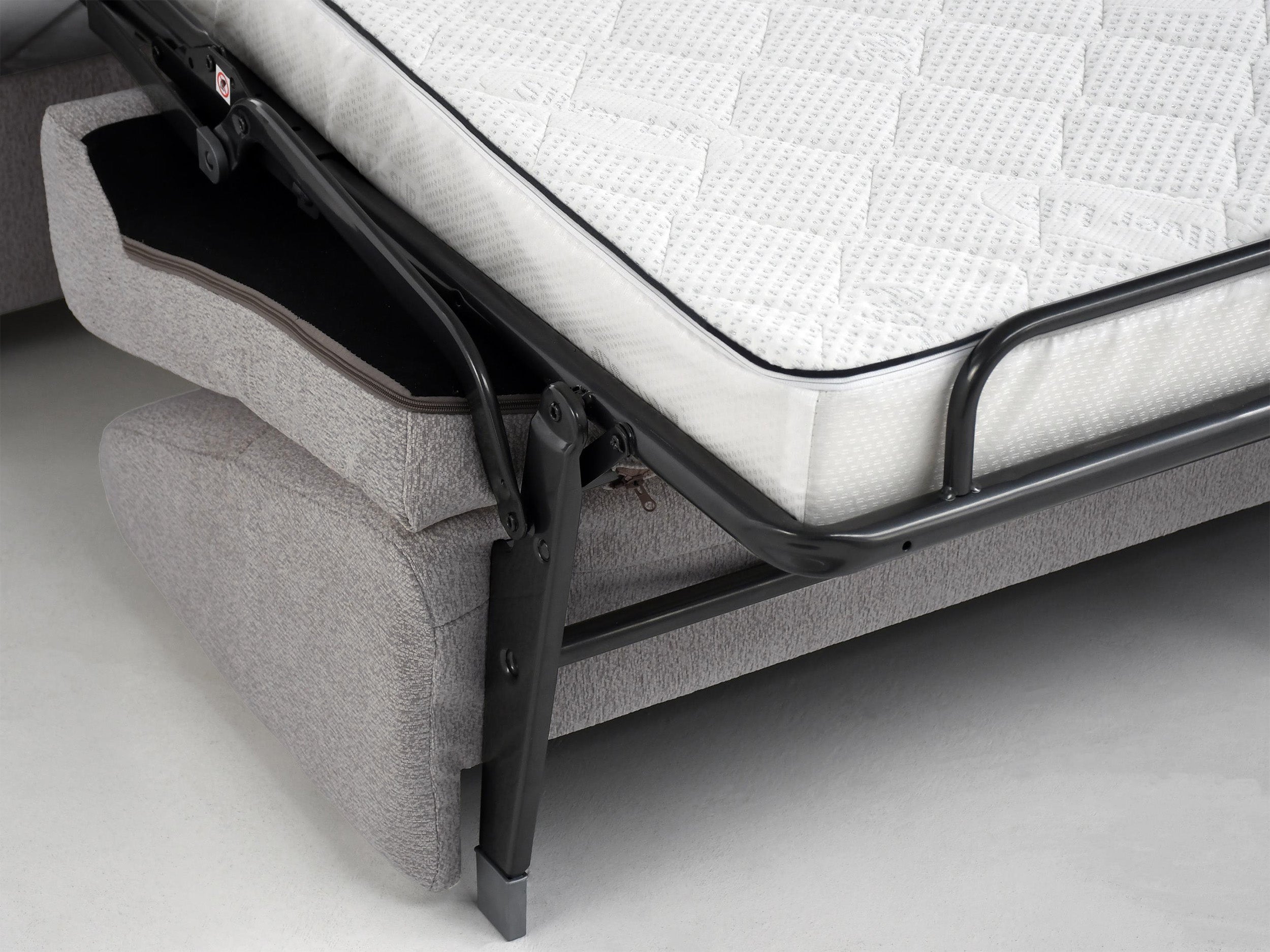 Dreisitziges Klappsofa Muvea 140 cm mit Stauraum und Matratze, italienischer Rahmen, hellgrauer Chenillestoff