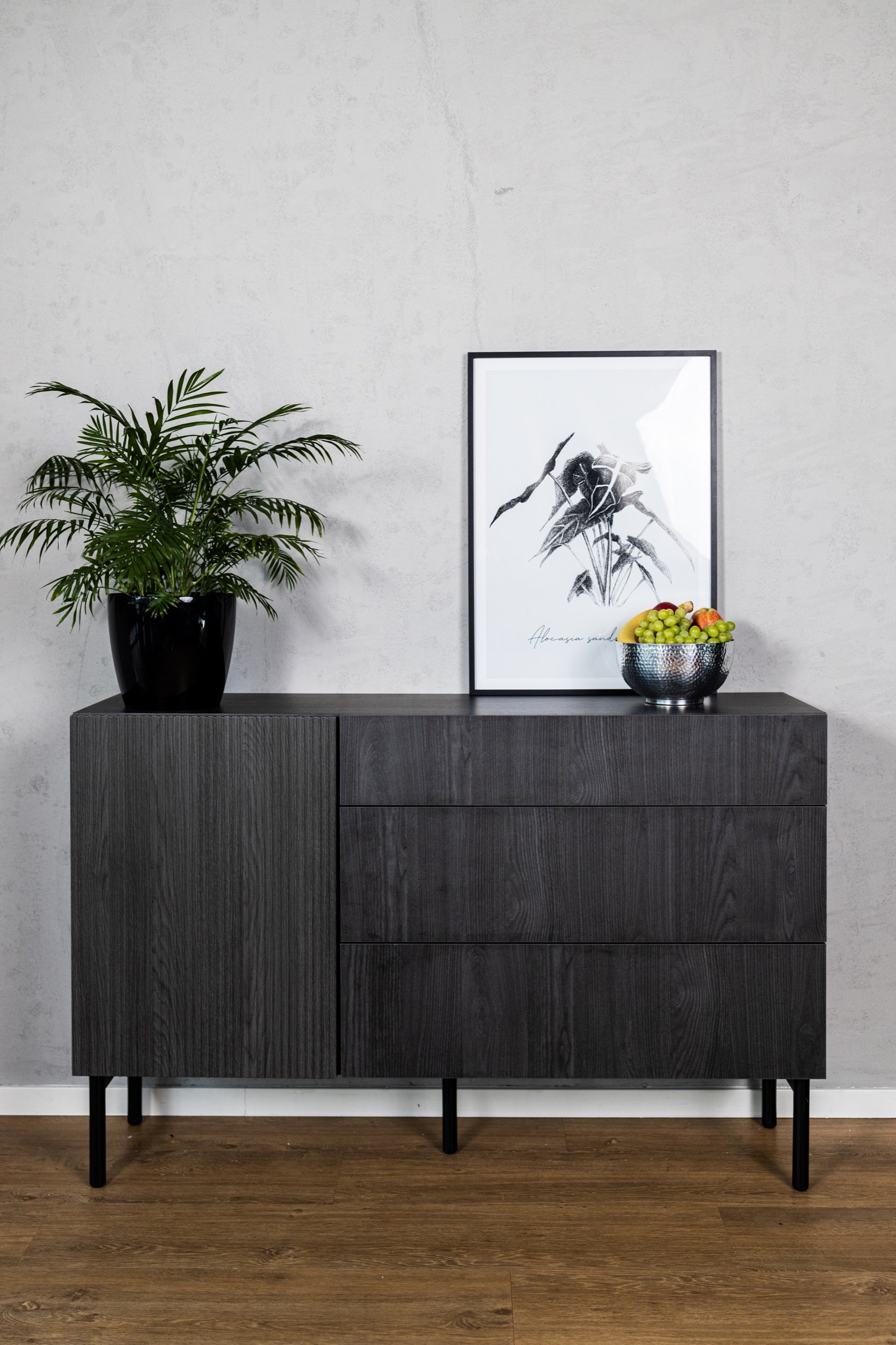 Einzeltür-Kommode Nolie mit drei Schubladen, 140 cm, Portland Esche Schwarz