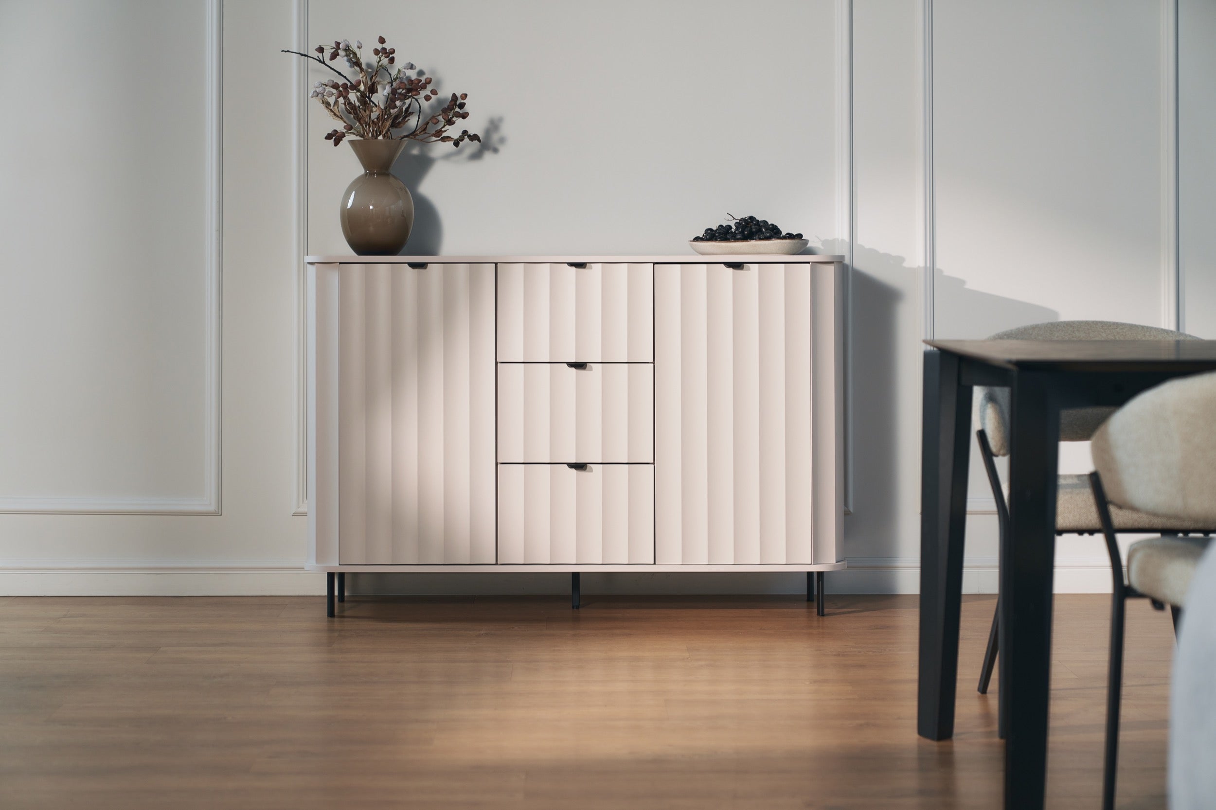 Novado Zweitürige Kommode mit drei Schubladen, 137 cm, Kaschmir