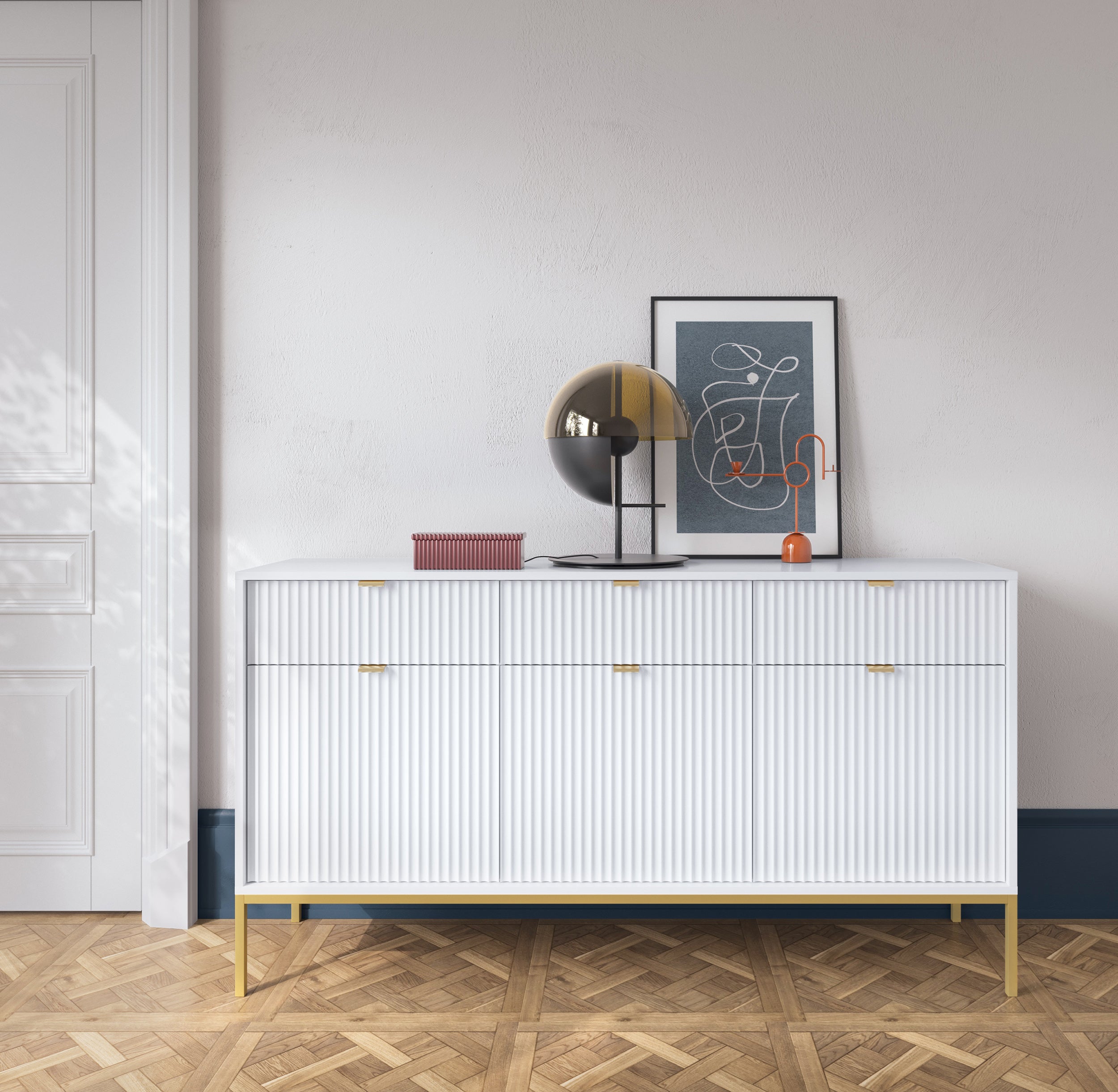 Drehtür-Kommode Vellore 154 cm weiß mit gerillten Fronten und goldenem Gestell