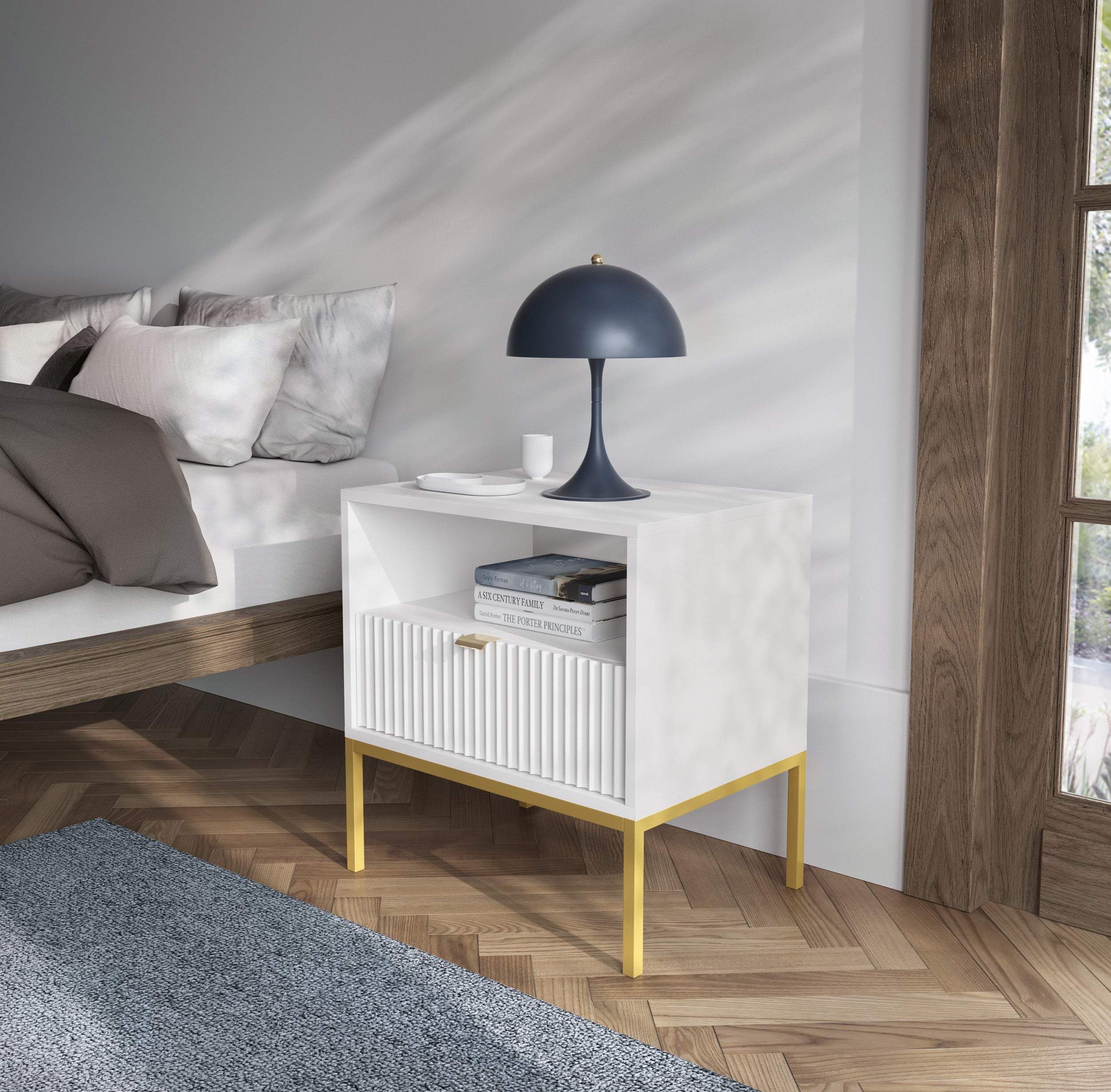 Nachttisch Vellore 54 cm weiß mit geriffelter Front und goldenem Gestell