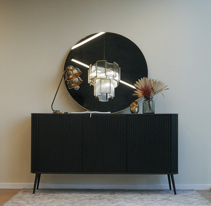 Kommode Ovarlo mit drei Türen, 163 cm, schwarz mit schwarzen Beinen