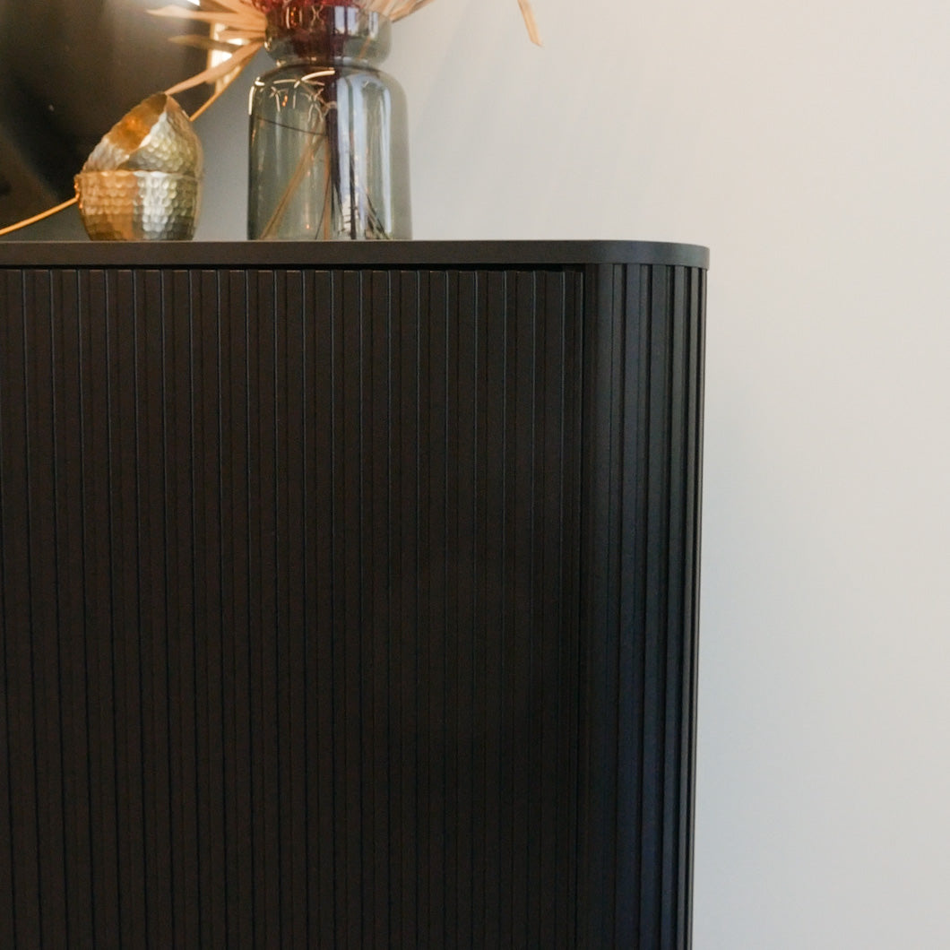 Kommode Ovarlo mit drei Türen, 163 cm, schwarz mit schwarzen Beinen